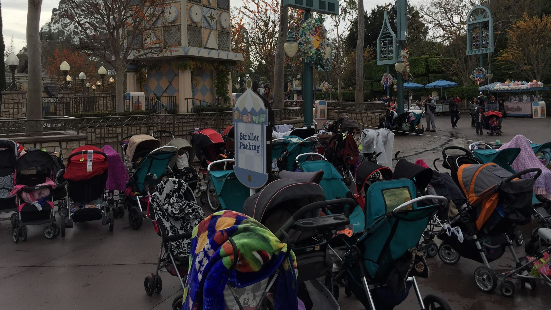 File:Disneyland 19 2015-01-11.JPG