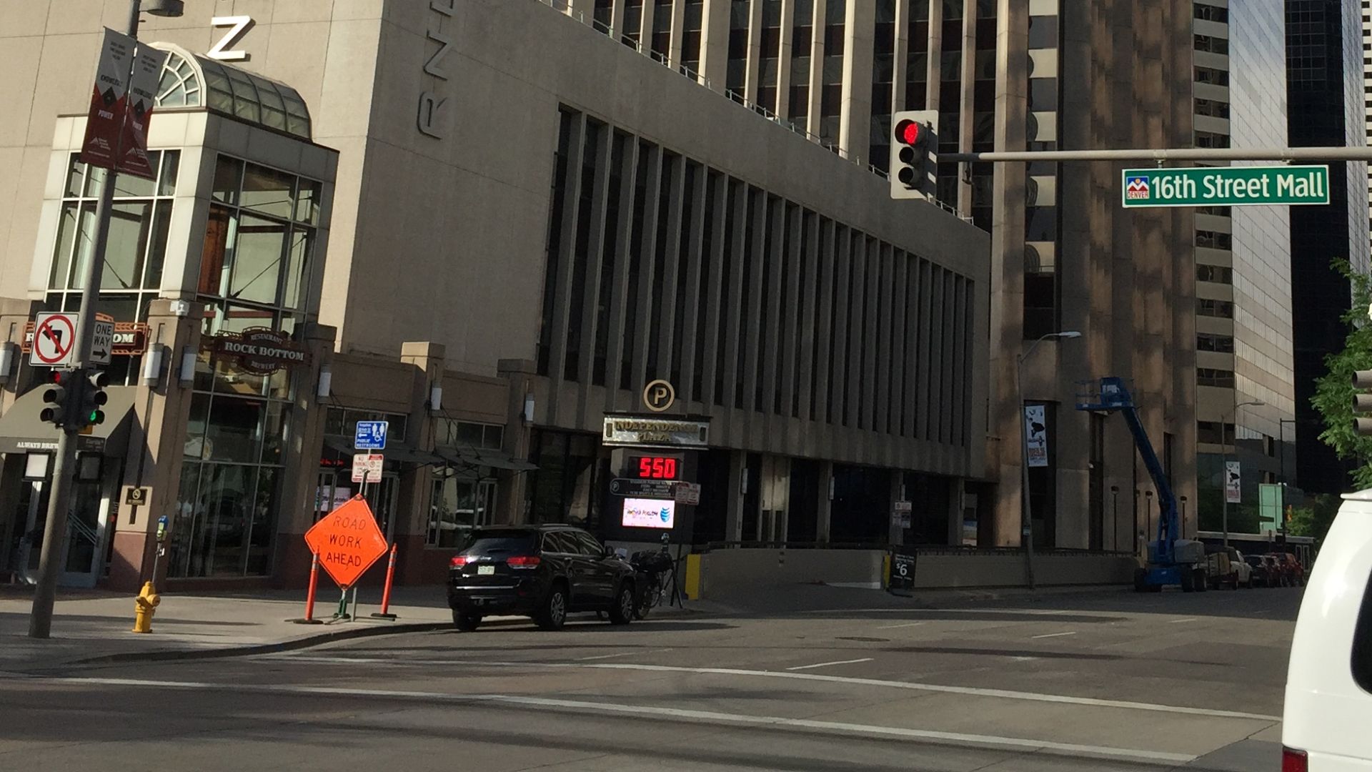File:Traffic signal in 16th street mall, Denver, Colorado.jpg