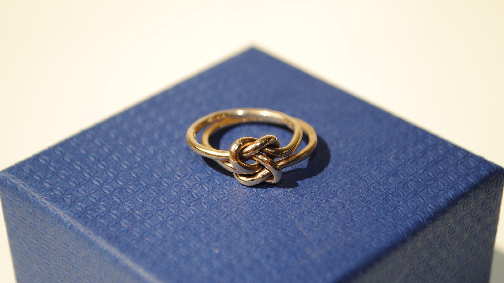 File:Ian Rosenberg Jeweller - Gold Celtic love knot ring.JPG