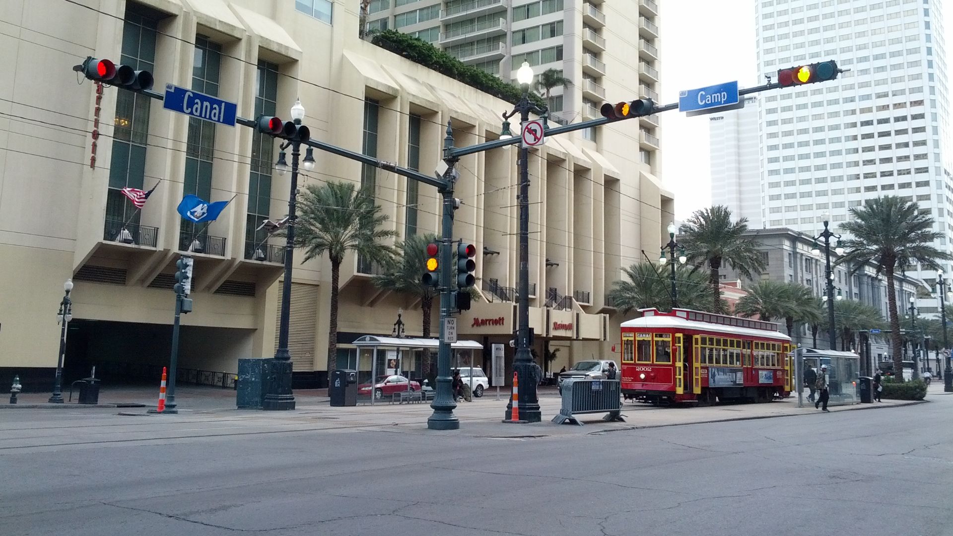 File:Double mast-arm horizontal traffic signals New Orleans, January 2015.jpg
