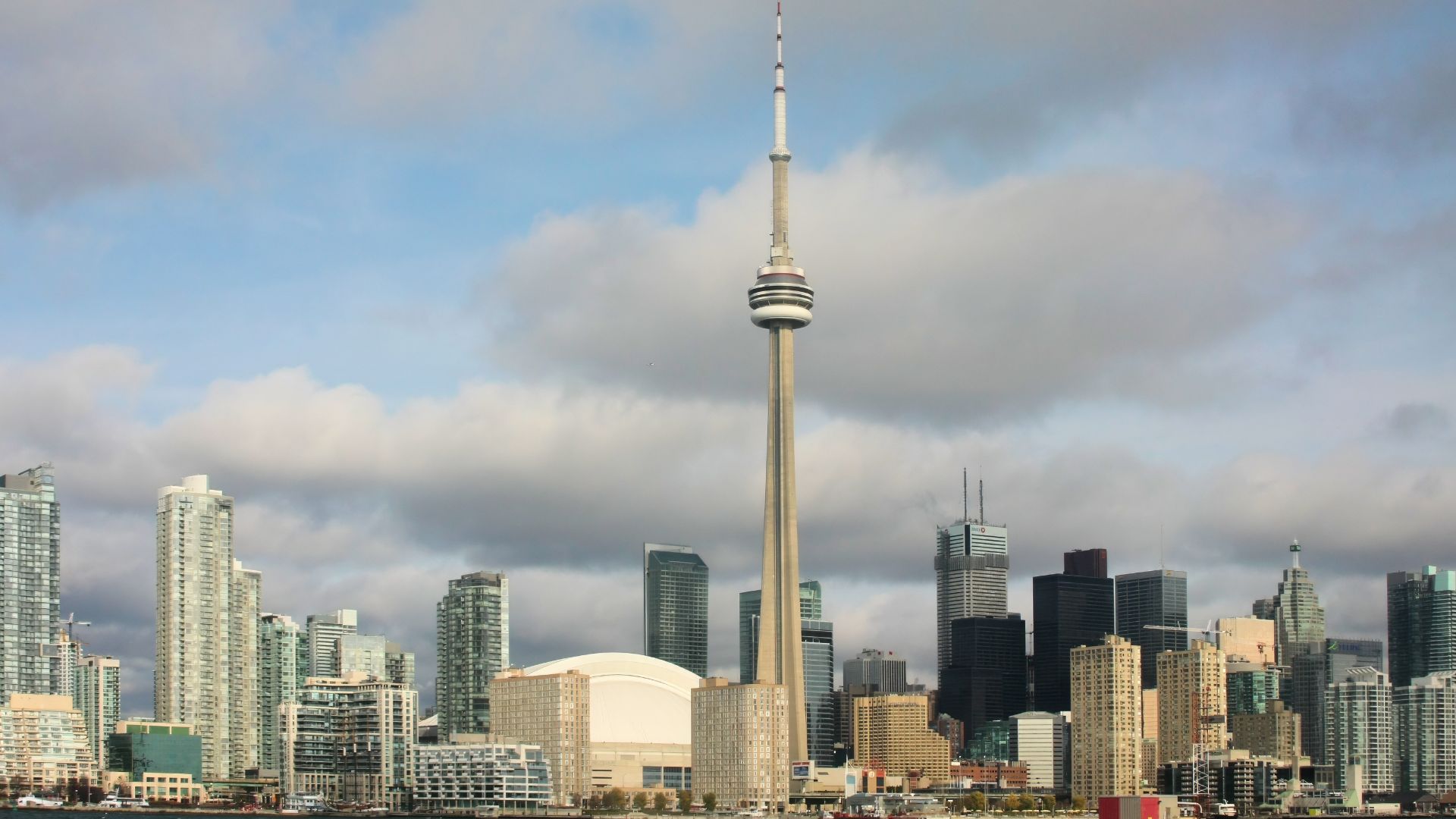 File:TorontoSkyline, CN Tower 6256.jpg