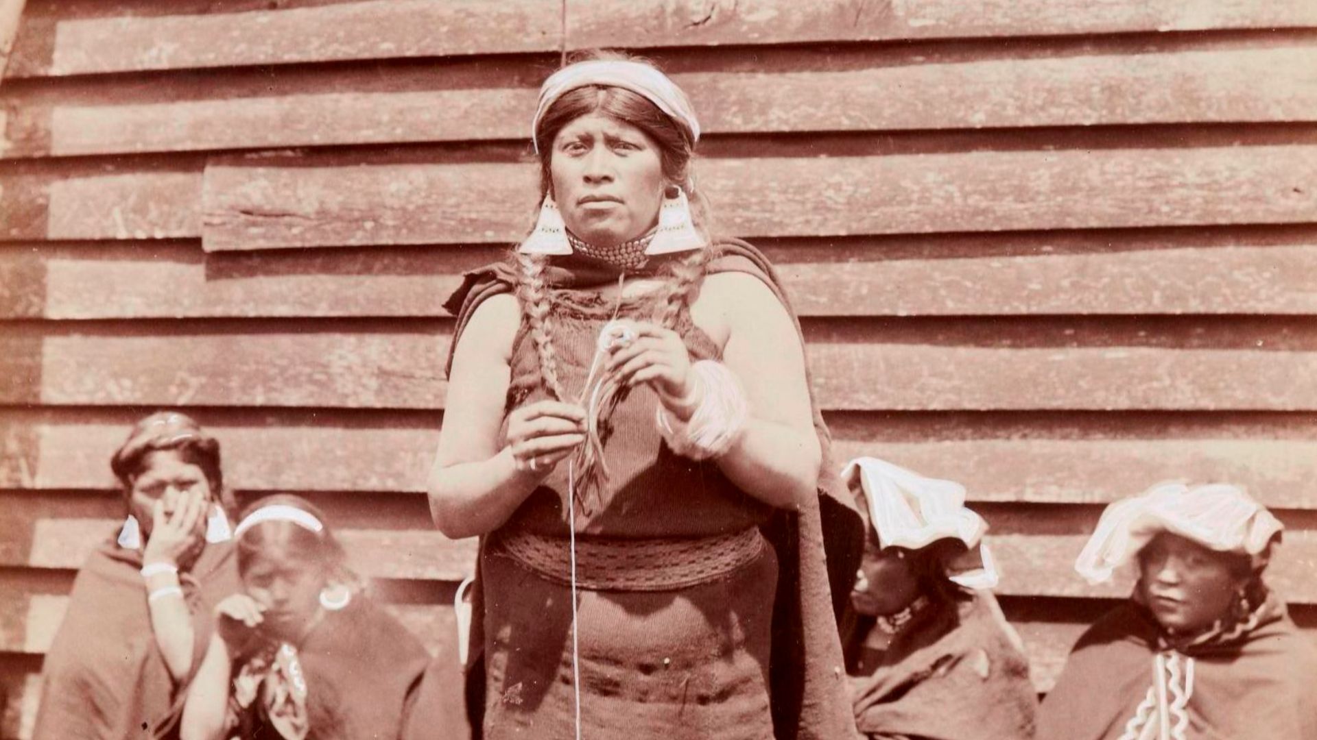 File:Mapuche hilando lana.jpg