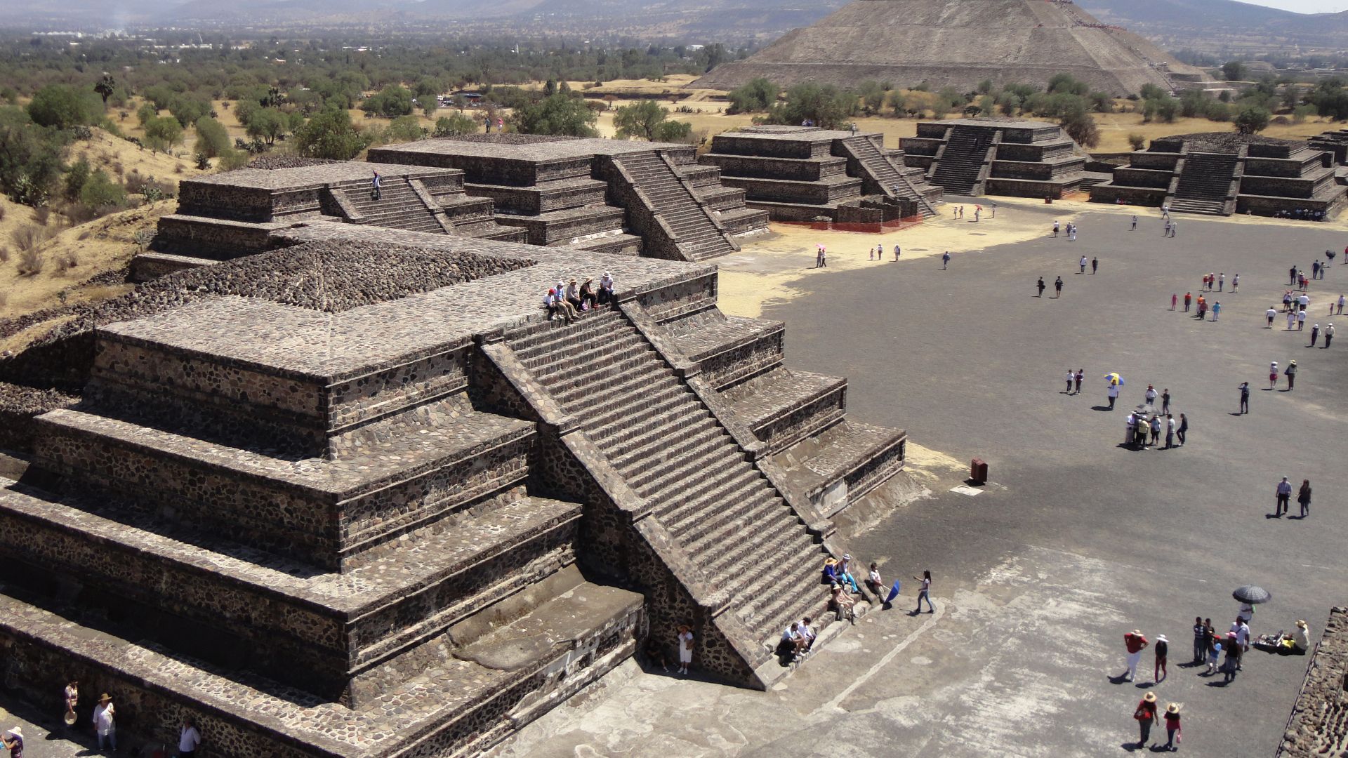 File:Vista desde la Pirámide de la Luna - Teotihuacan - MX.jpg