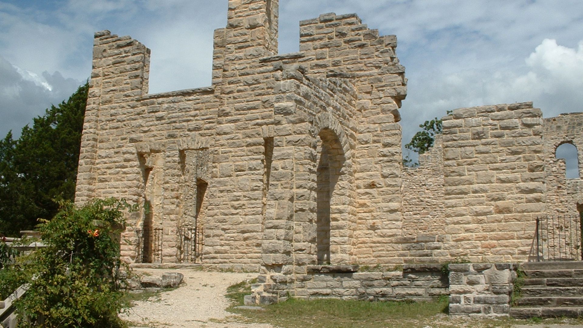 File:Ha Ha Tonka Ruins - panoramio.jpg