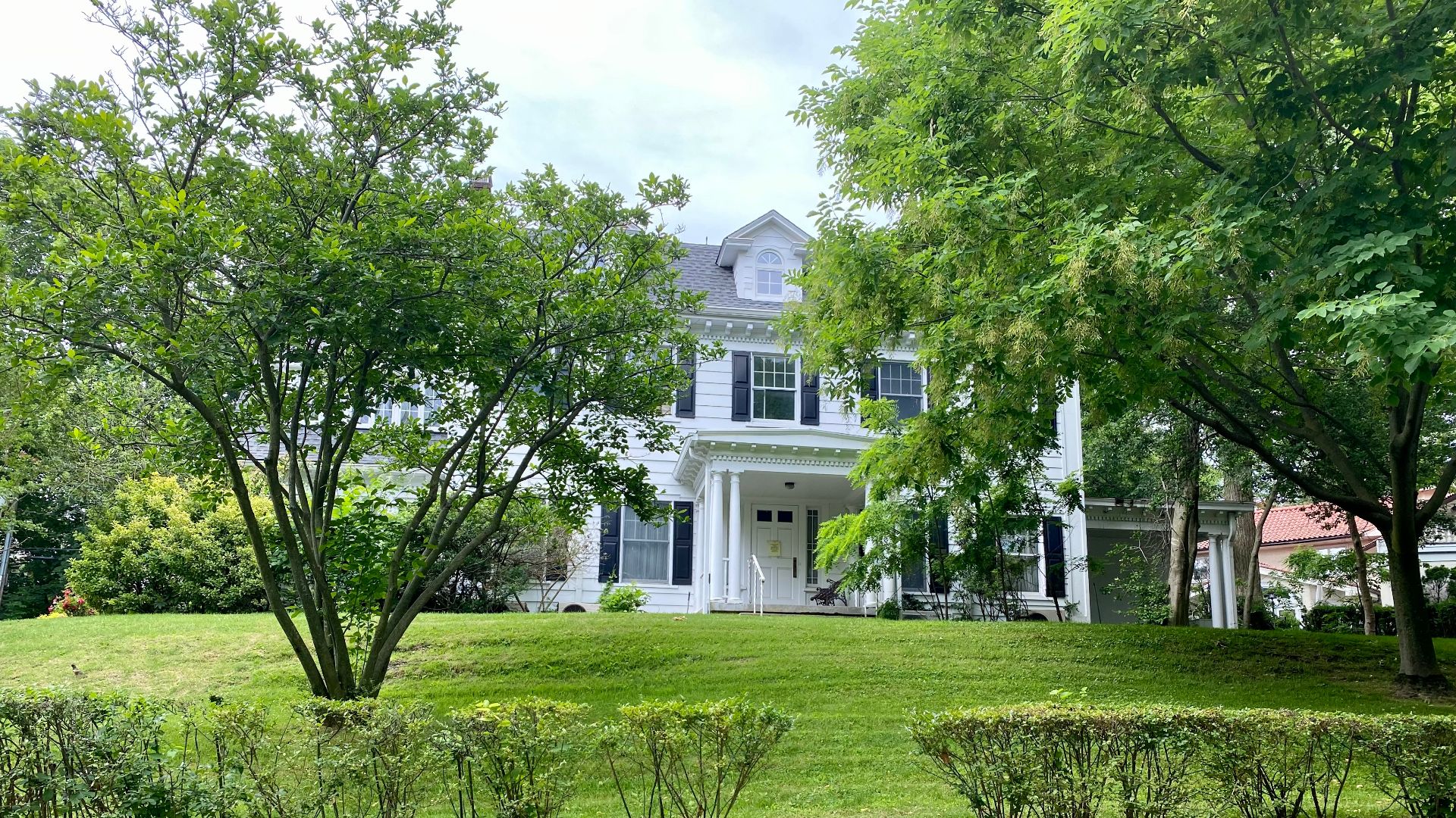 File:Great Neck Estates Village Hall, Great Neck Estates, Long Island, New York.jpg