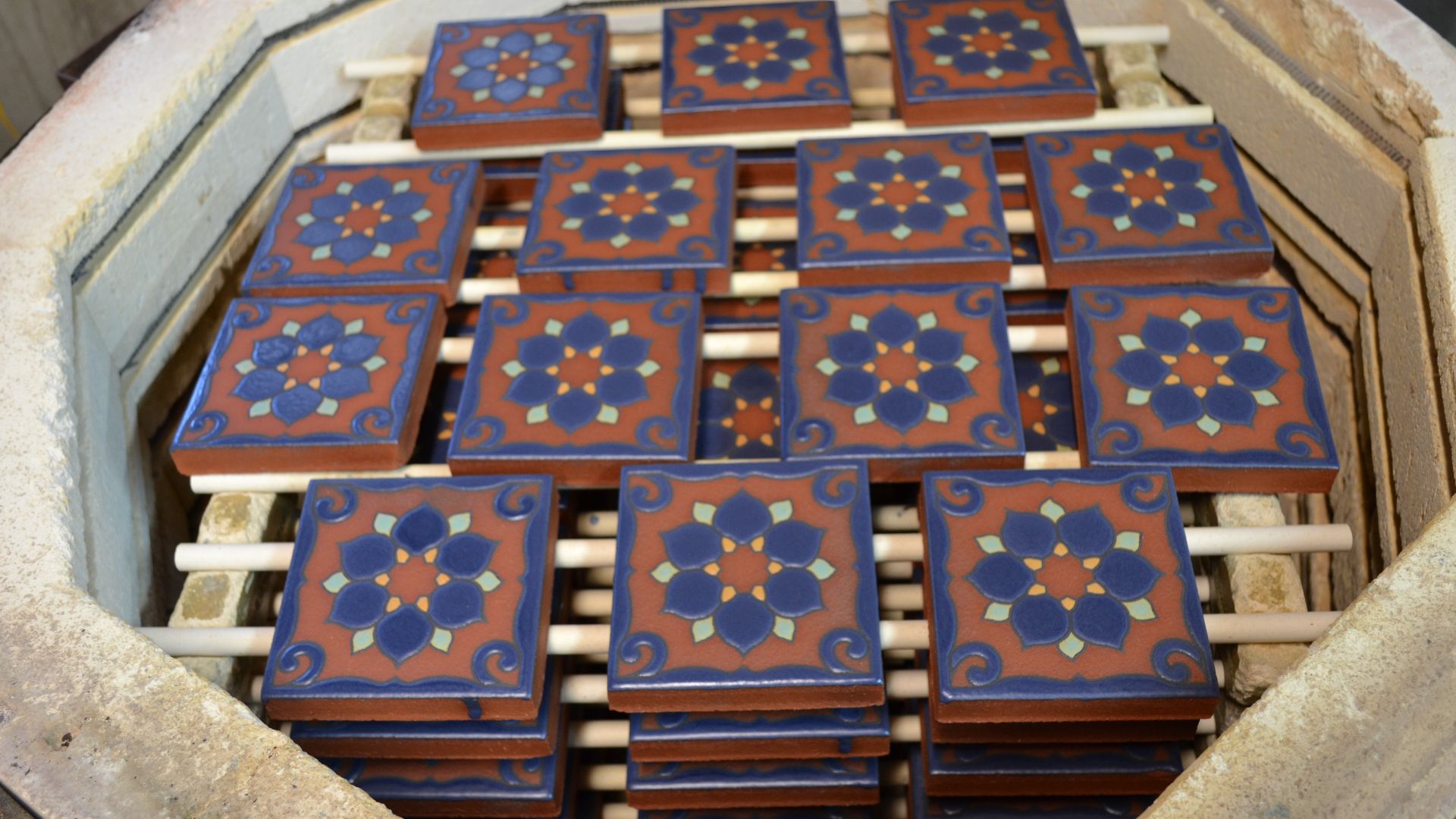 File:Stacking kiln for bulk firing of one pattern.jpg