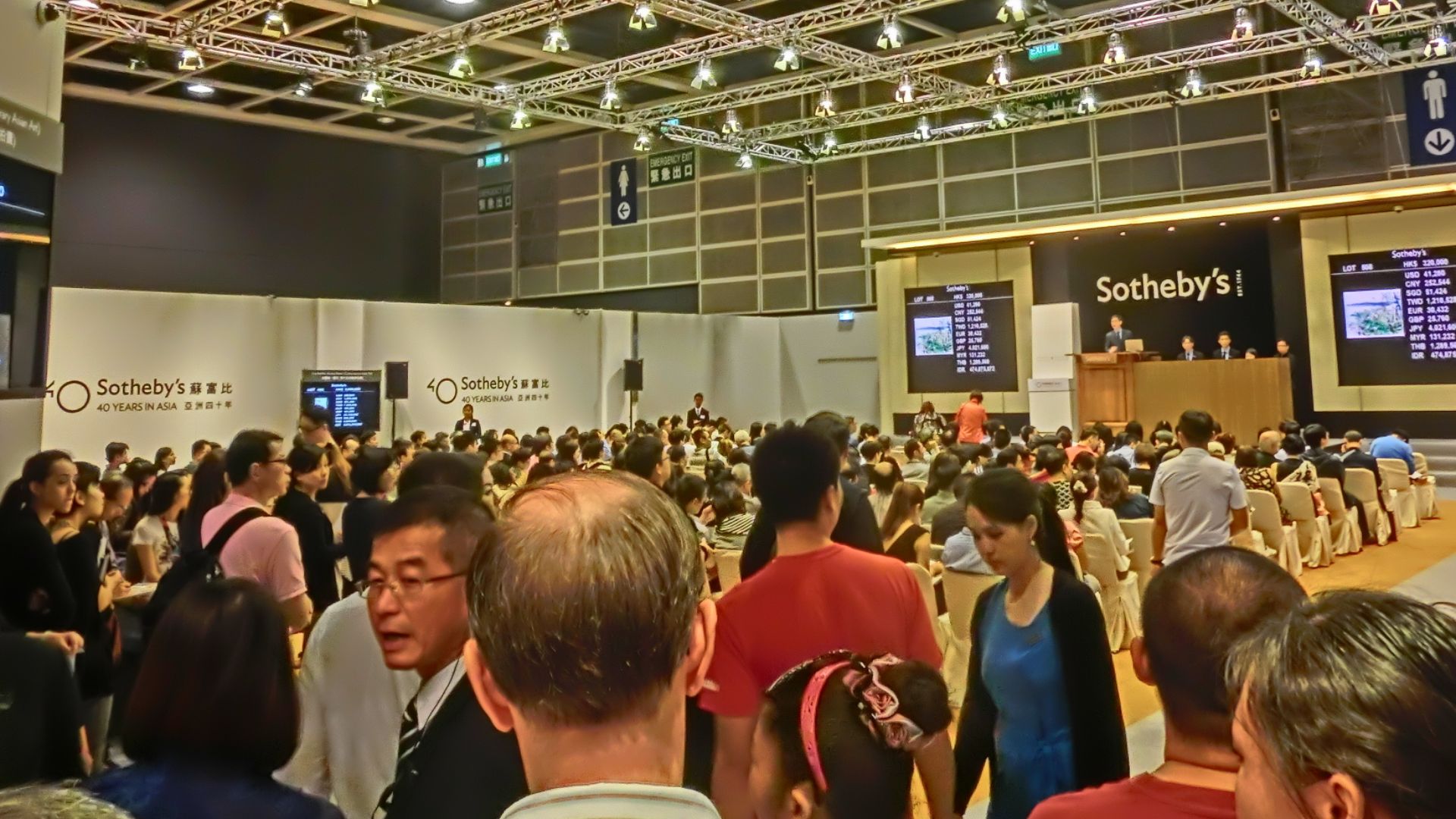 File:HK HKCEC Wan Chai 蘇富比 Sotheby's Preview 拍賣 預展 Auction hall ceiling interior visitors Oct-2013.JPG
