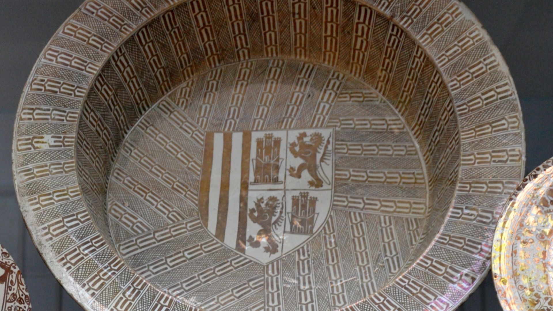 File:Manises Basin with arms of Maria of Castile VA 243-1853.jpg