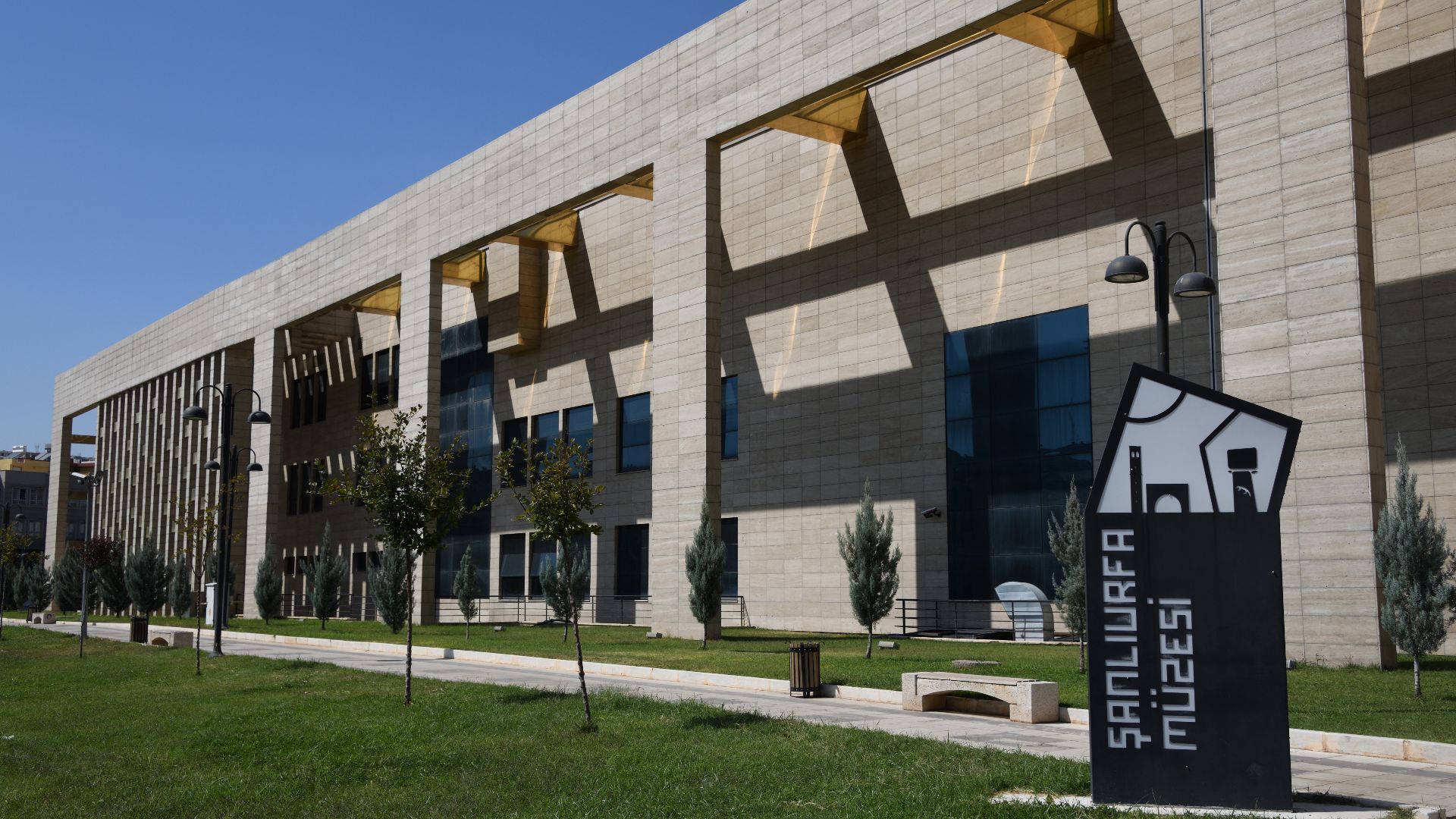 File:Urfa museum Building 5080.jpg