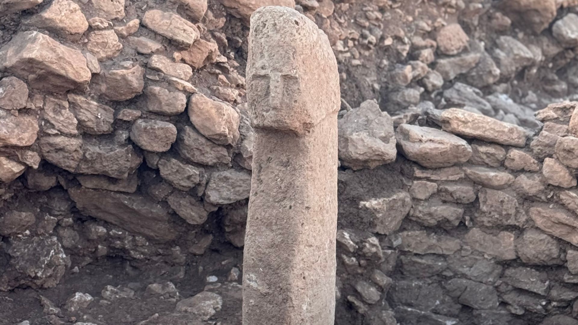 File:Karahan Tepe - statue en T.jpg