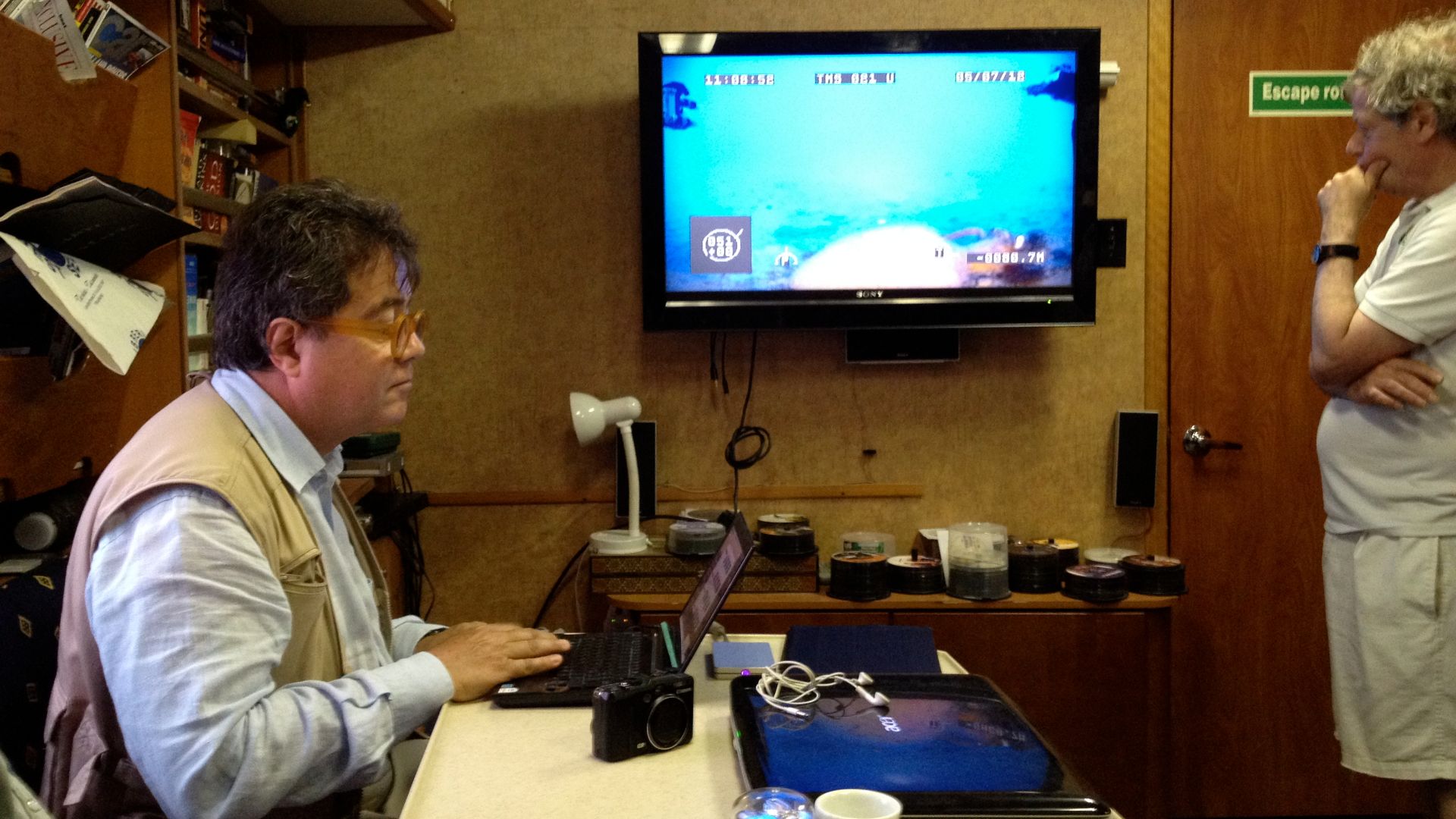 File:Sebastiano Tusa - Recupero di un rostro della Battaglia delle Egadi a bordo della Hercules RPM.jpg