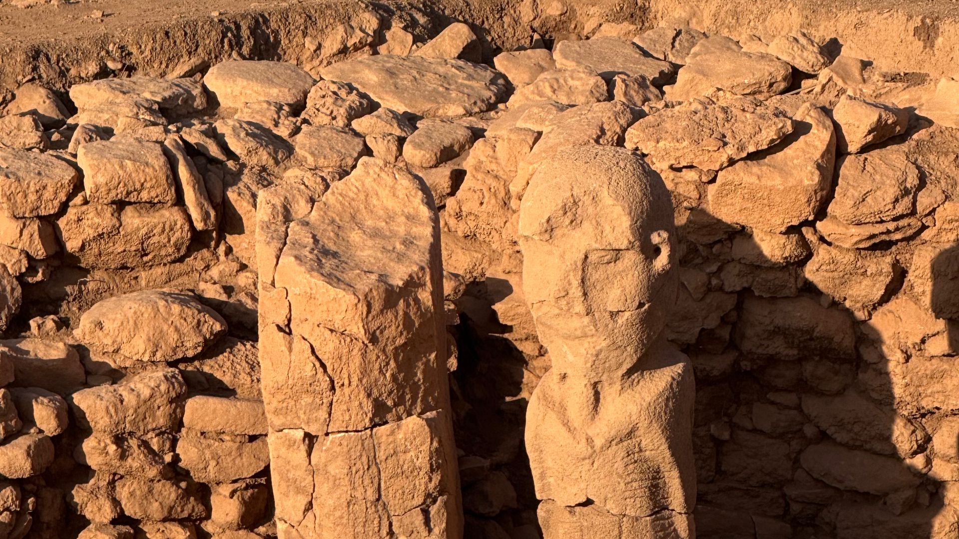 File:Karahan Tepe - statues.jpg
