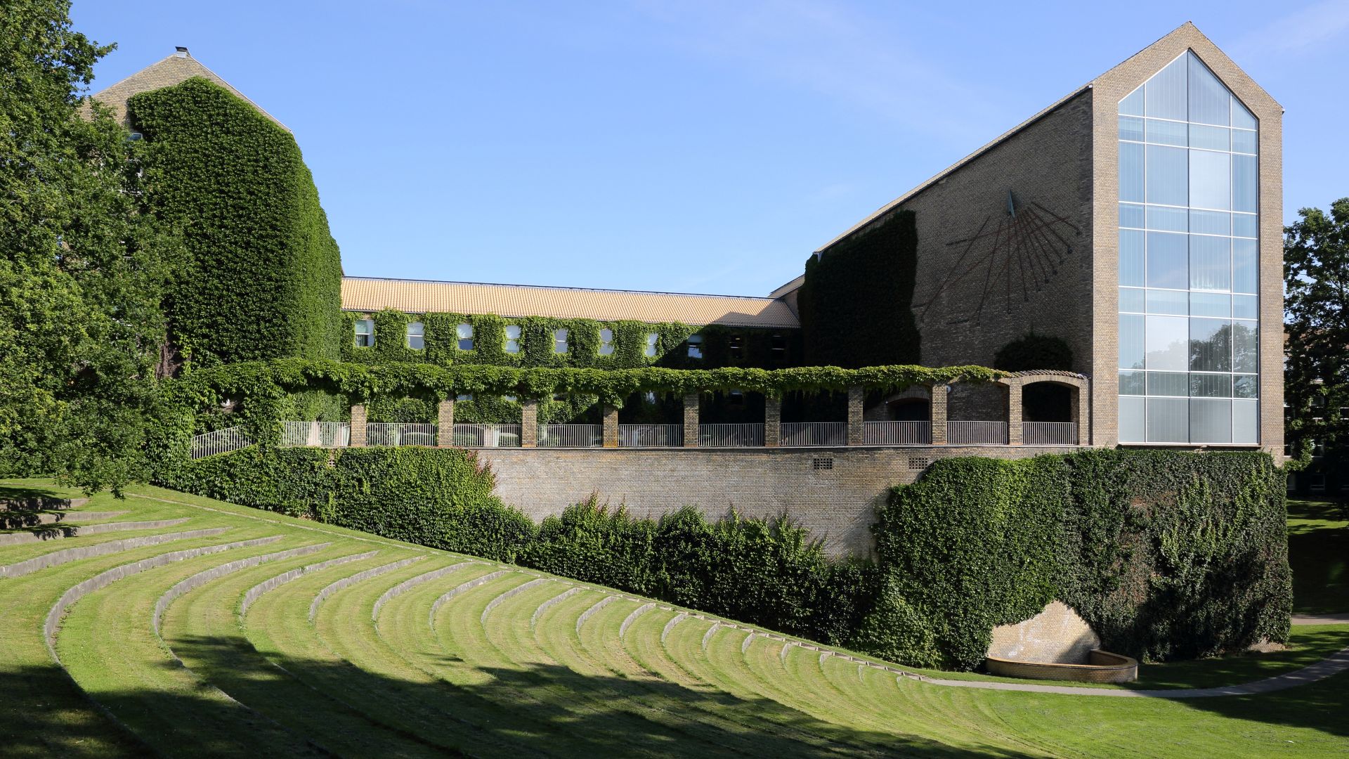 File:Aarhus Universitets hovedbygning set fra parken.jpg