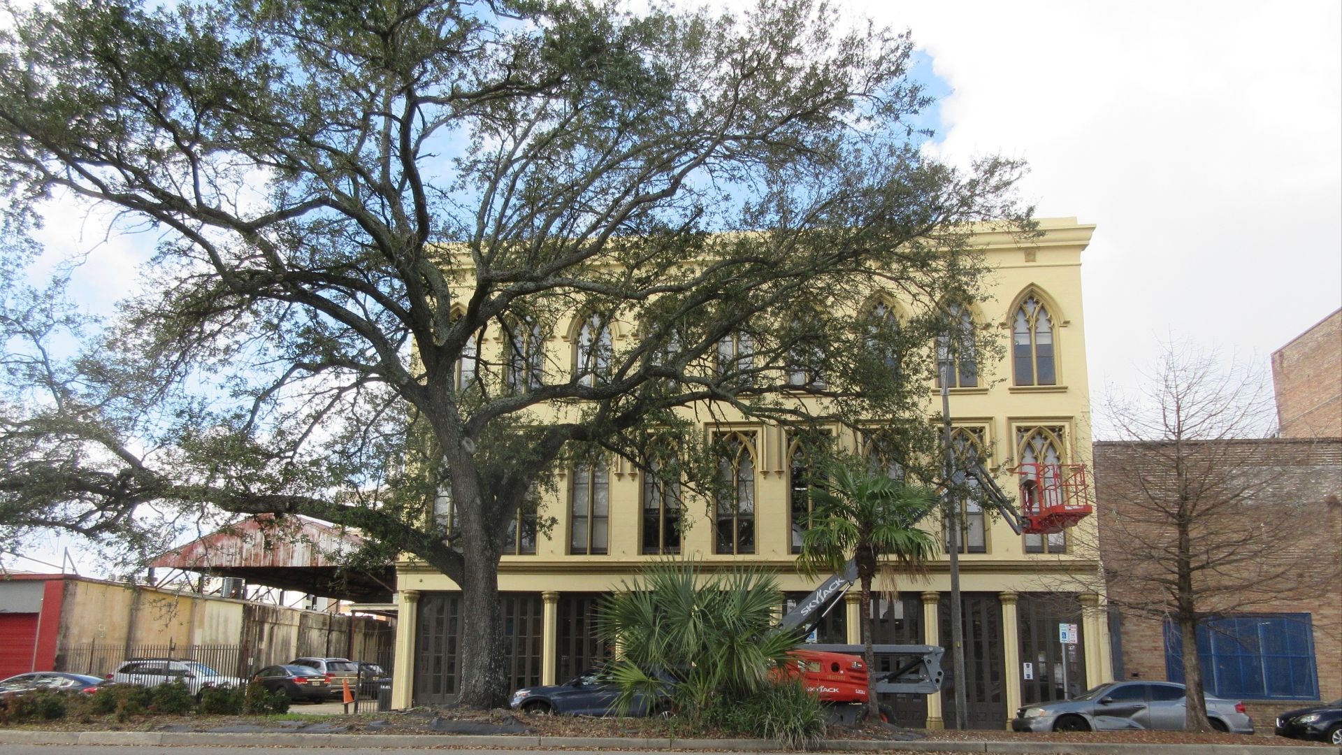 File:Preservation Resource Center Building with Crane, New Orleans.jpg
