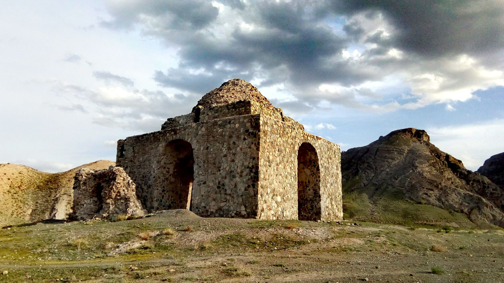 File:Baze Hoor fire temple.jpg
