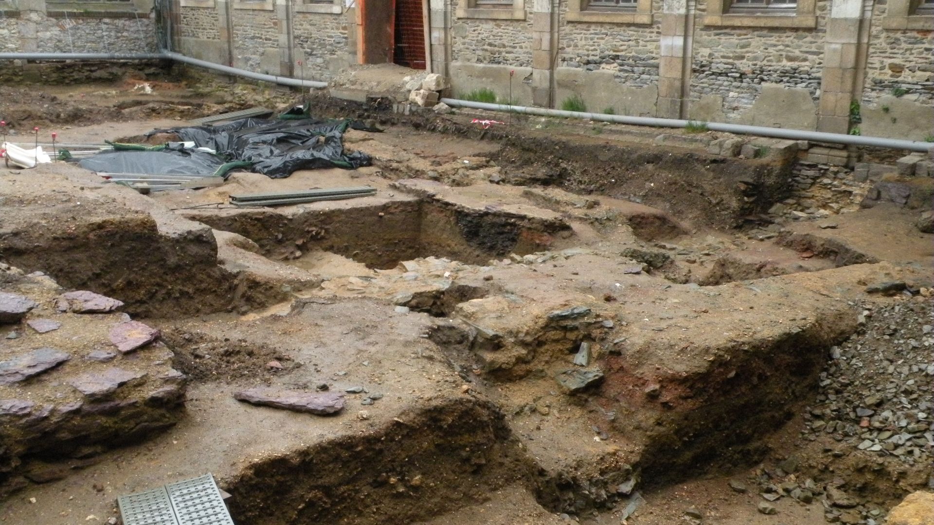 File:Couvent des Jacobins, Rennes, cour int (droite).JPG