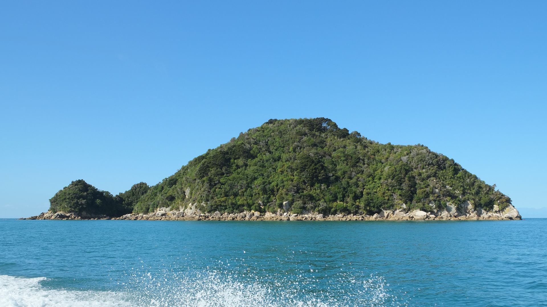 File:Tonga Island from water taxi.jpg