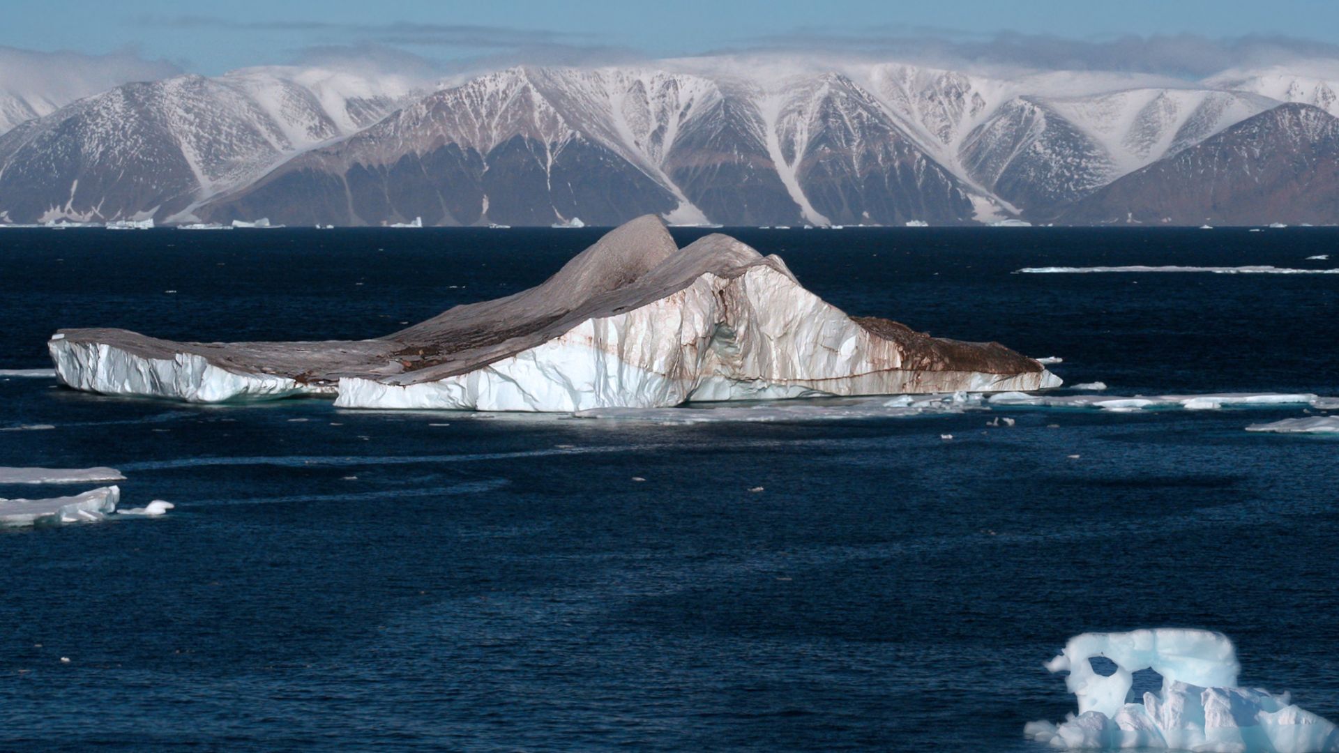 File:Icebergs in the High Arctic - 20050907.jpg