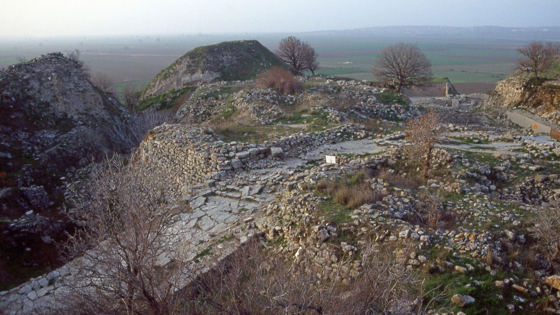 File:Troy II west side and southwest gate and ramp from S (1991).jpg