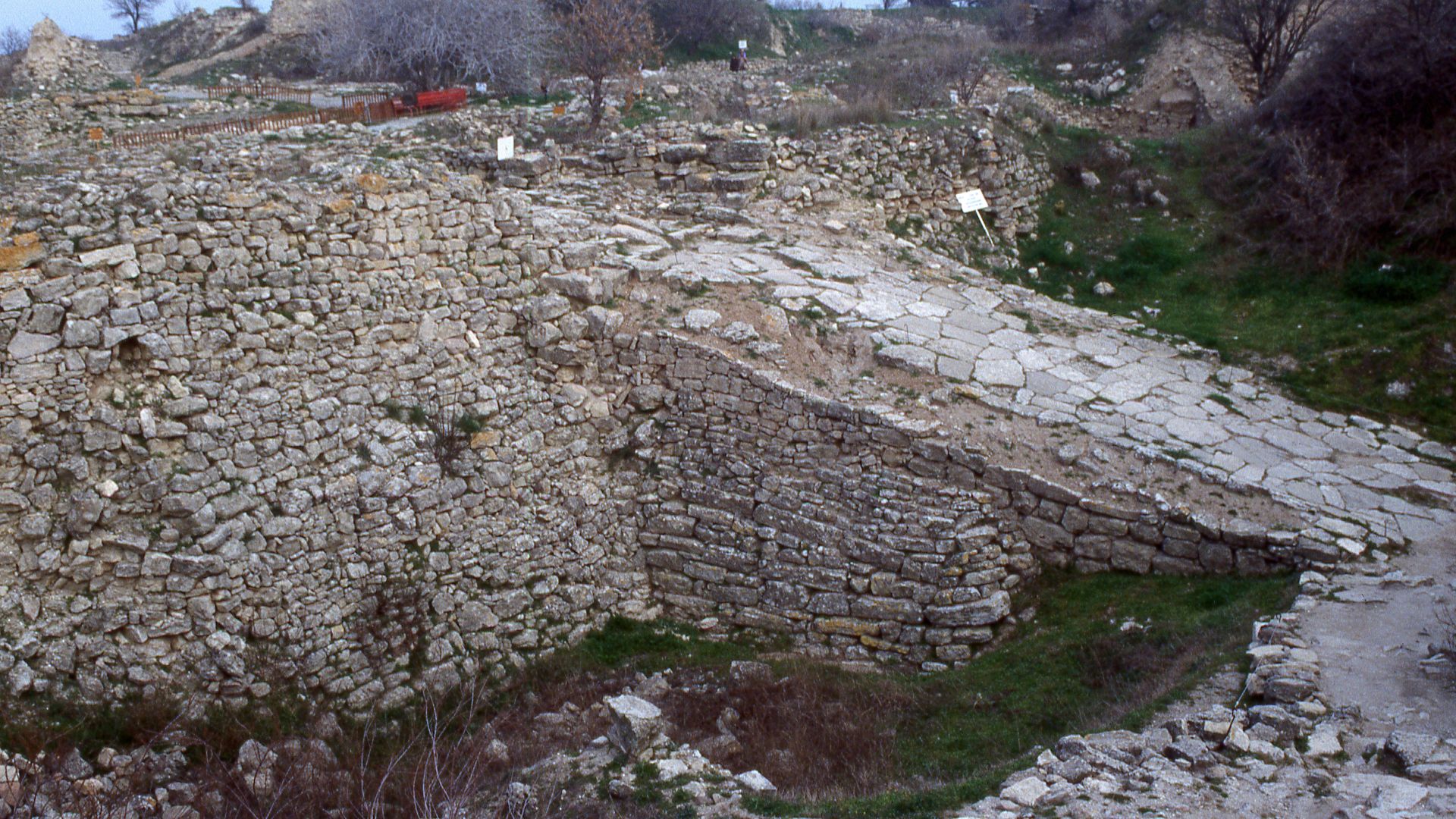 File:Troy II southwest gate and ramp from W (1991).jpg