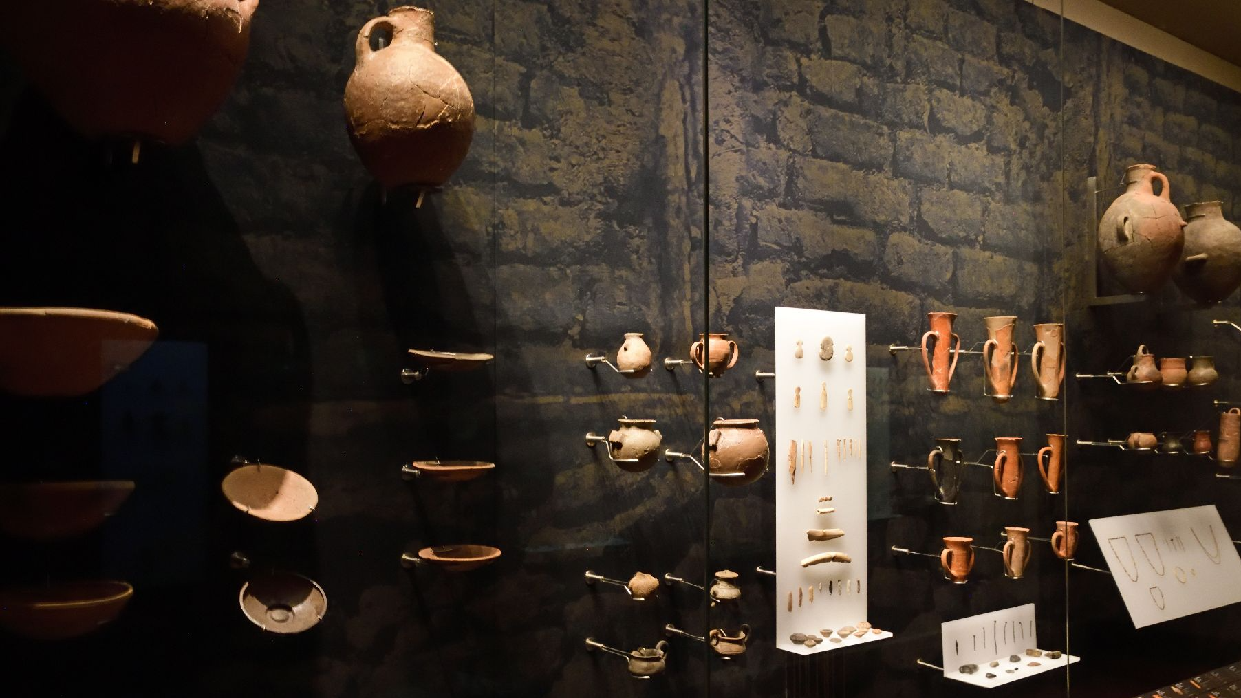 File:Istanbul Archaeology Museum Troy II display 4383.jpg