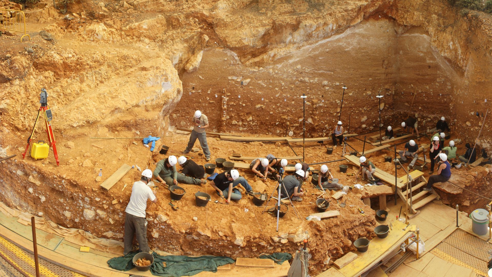 File:Gran Dolina 2012 (Sierra de Atapuerca).jpg