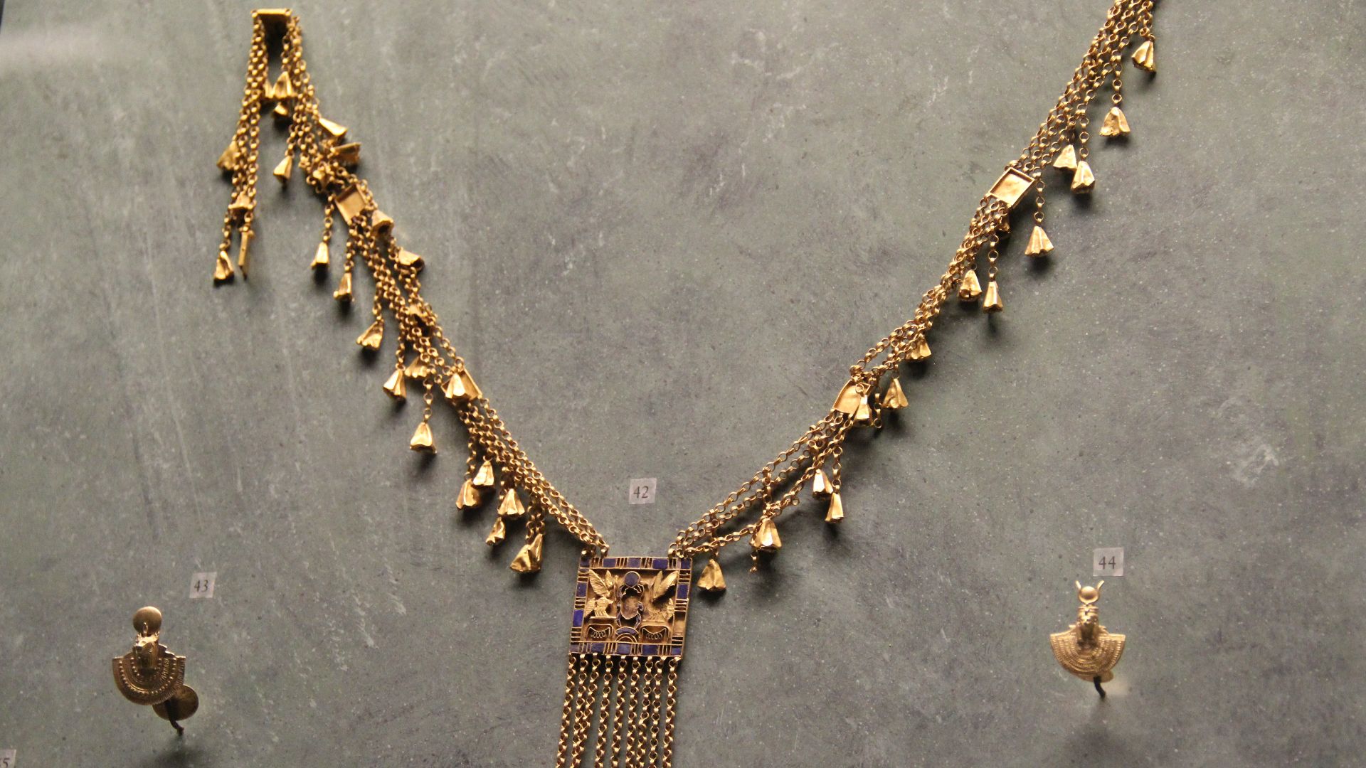 File:Ancient Egypt Gold Necklace (28332885351).jpg