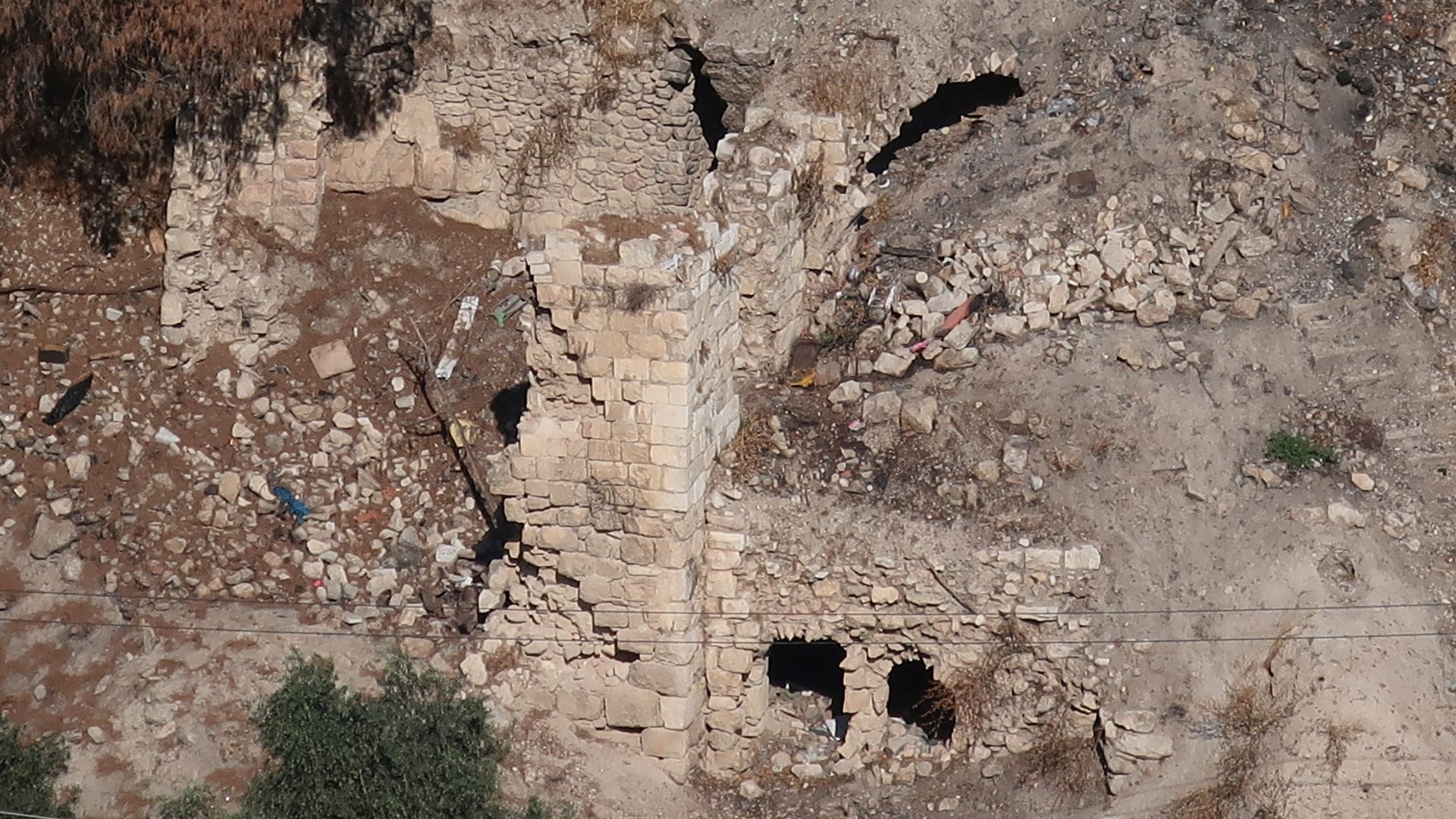 File:Ruined house on the east bank of Kidron Valley.jpg