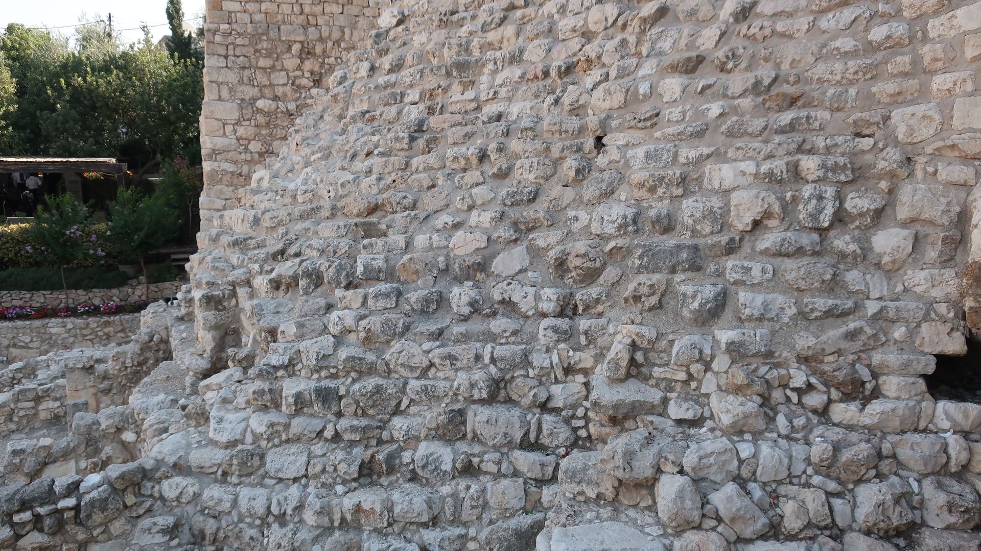 File:Stepped structure unearthed in the City of David.jpg