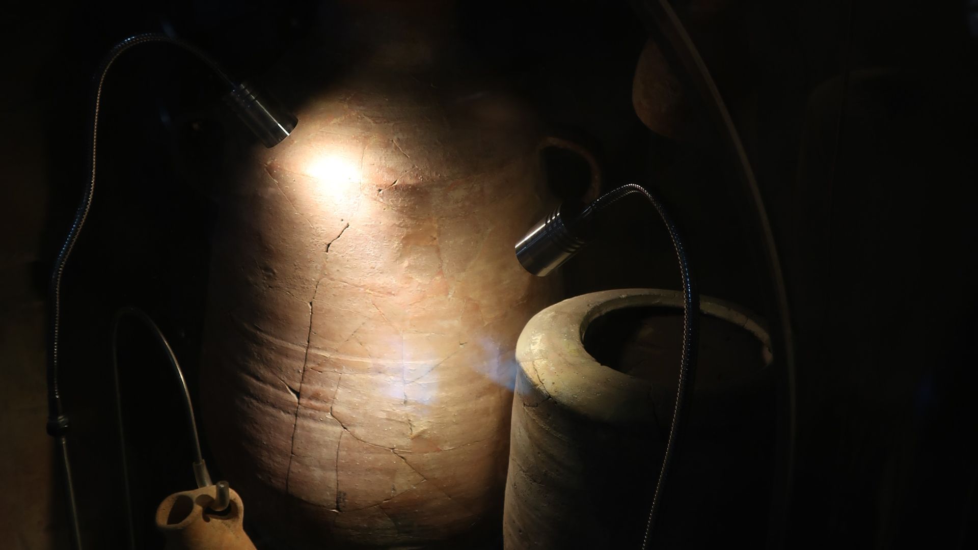 File:Jugs found in Warren's Shaft.jpg