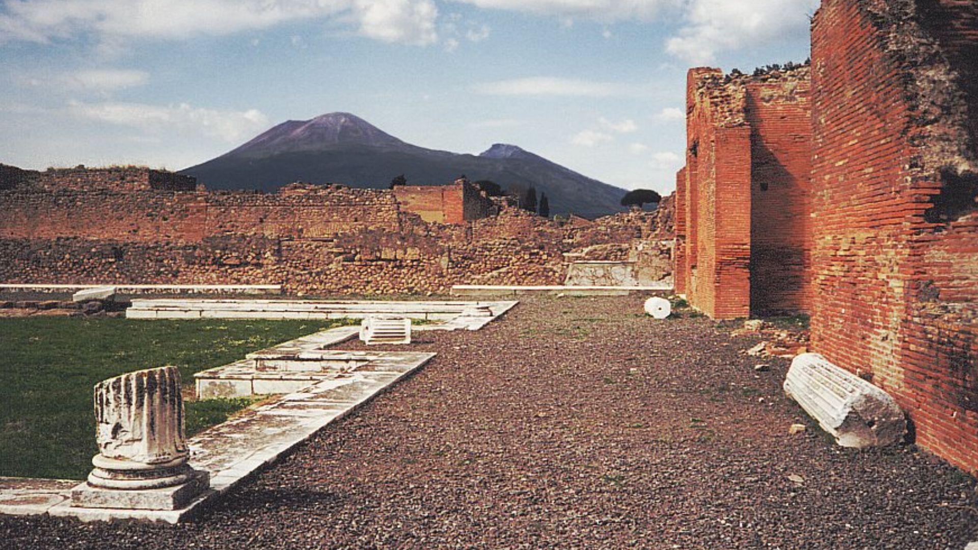File:Vesuvius from Pompeii.jpg