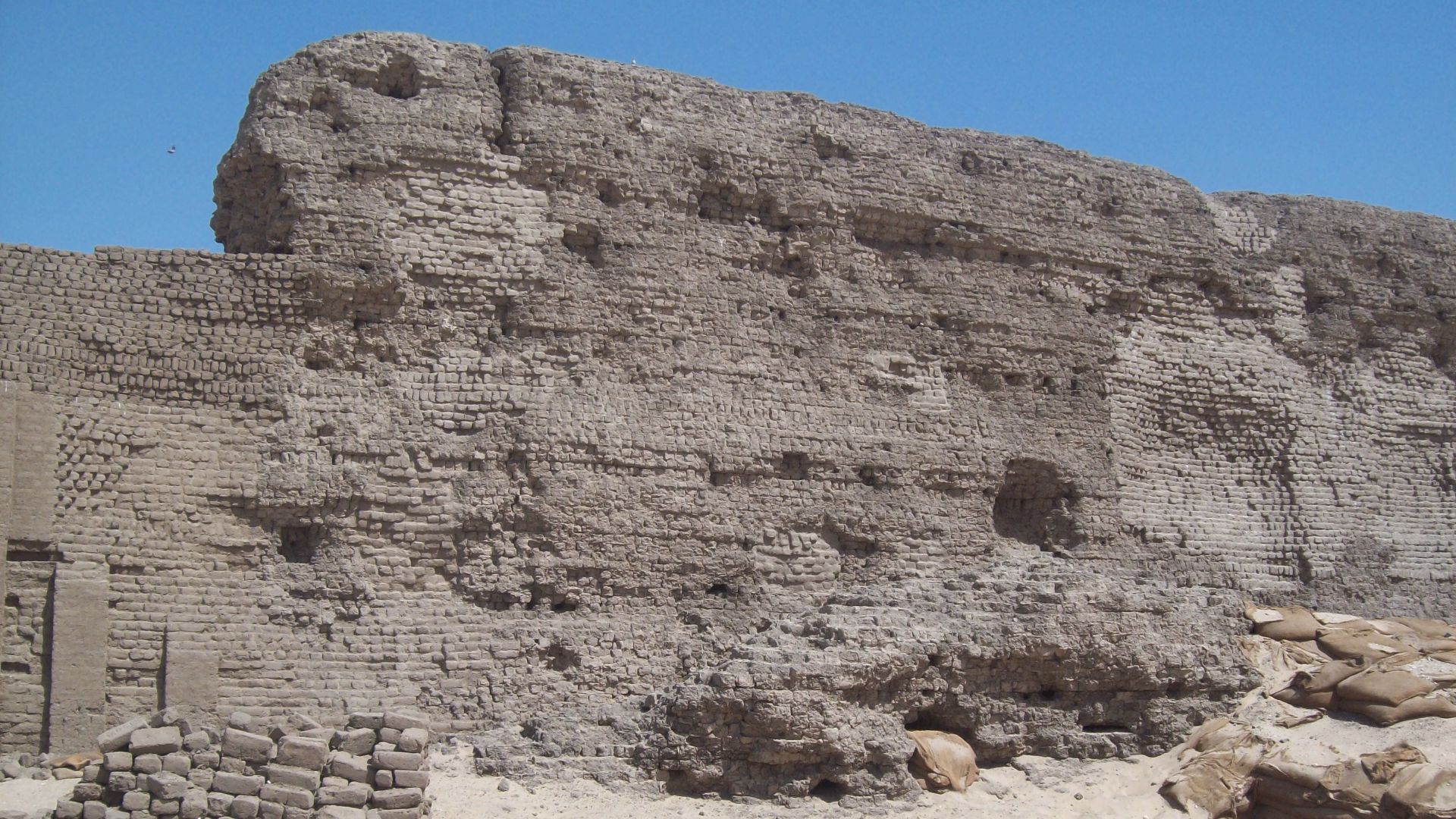 File:Khasekhemwy Monument (I).jpg