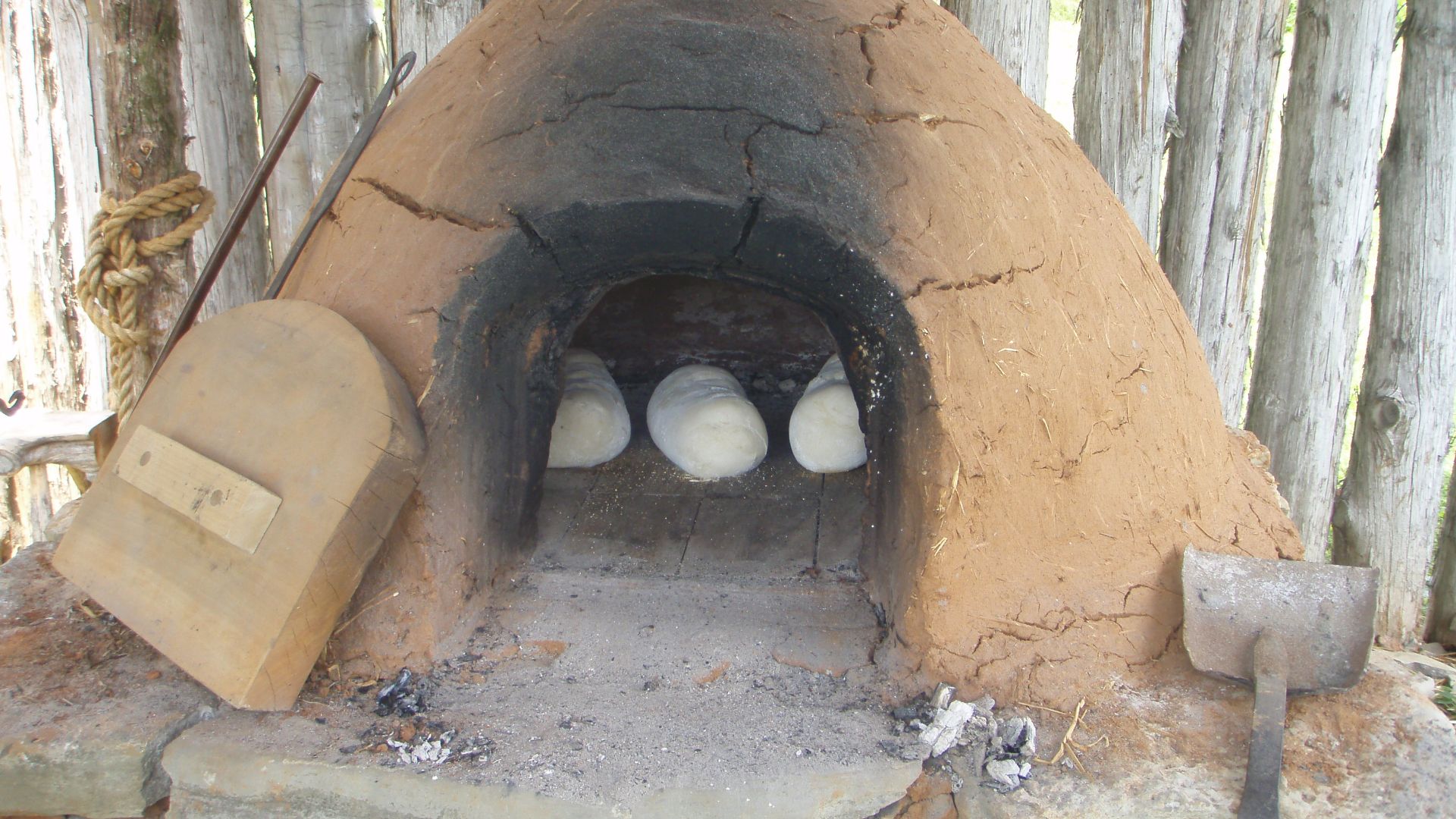 File:18th Century Bake Oven at Wilderness Road (7372613910).jpg