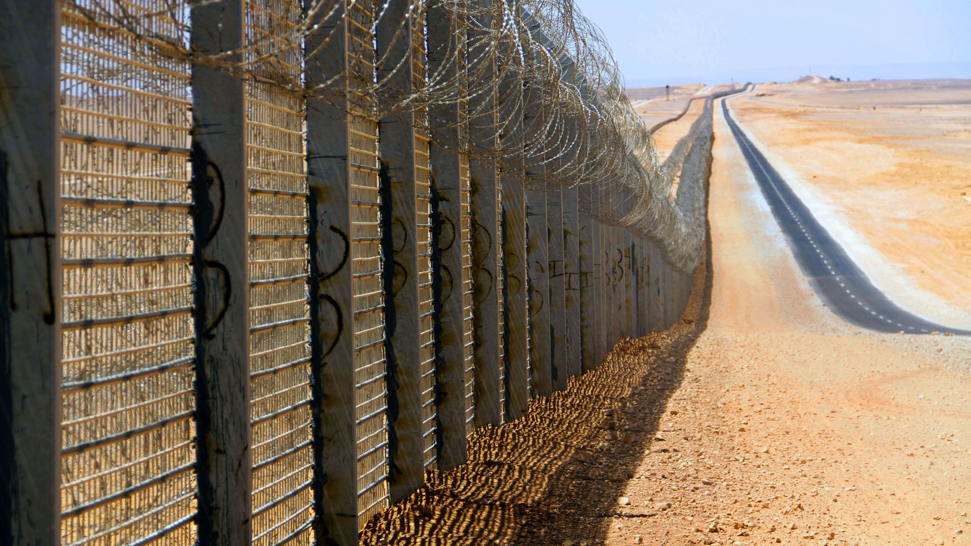 File:ISR-EGY border 6521a.jpg