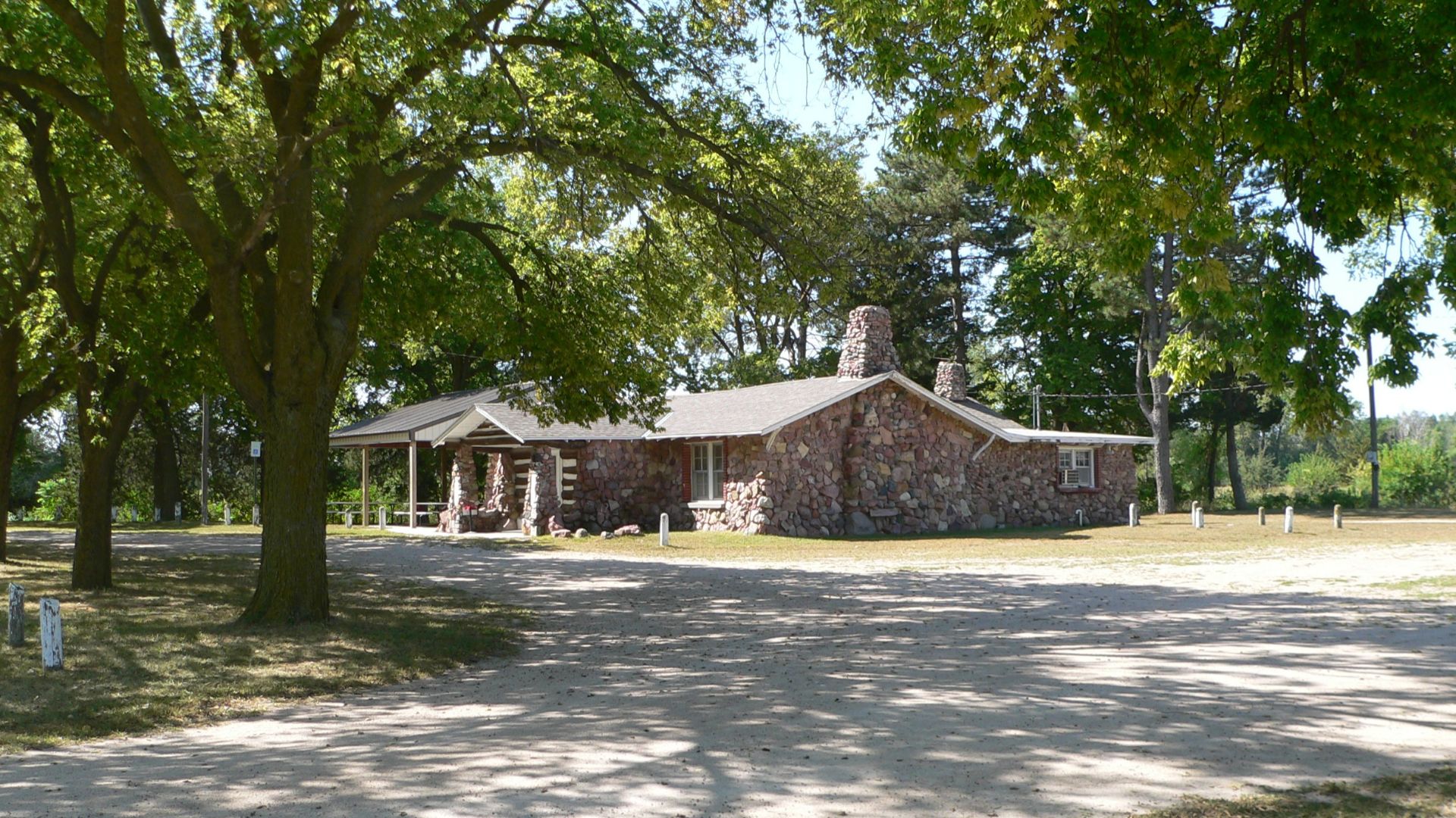 File:Izaak Walton (Columbus, Nebraska) setting from NE.JPG