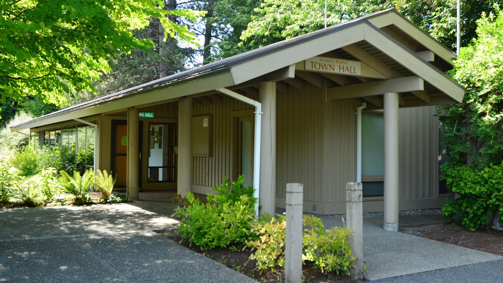 File:Hunts Point, WA - town hall 02.jpg