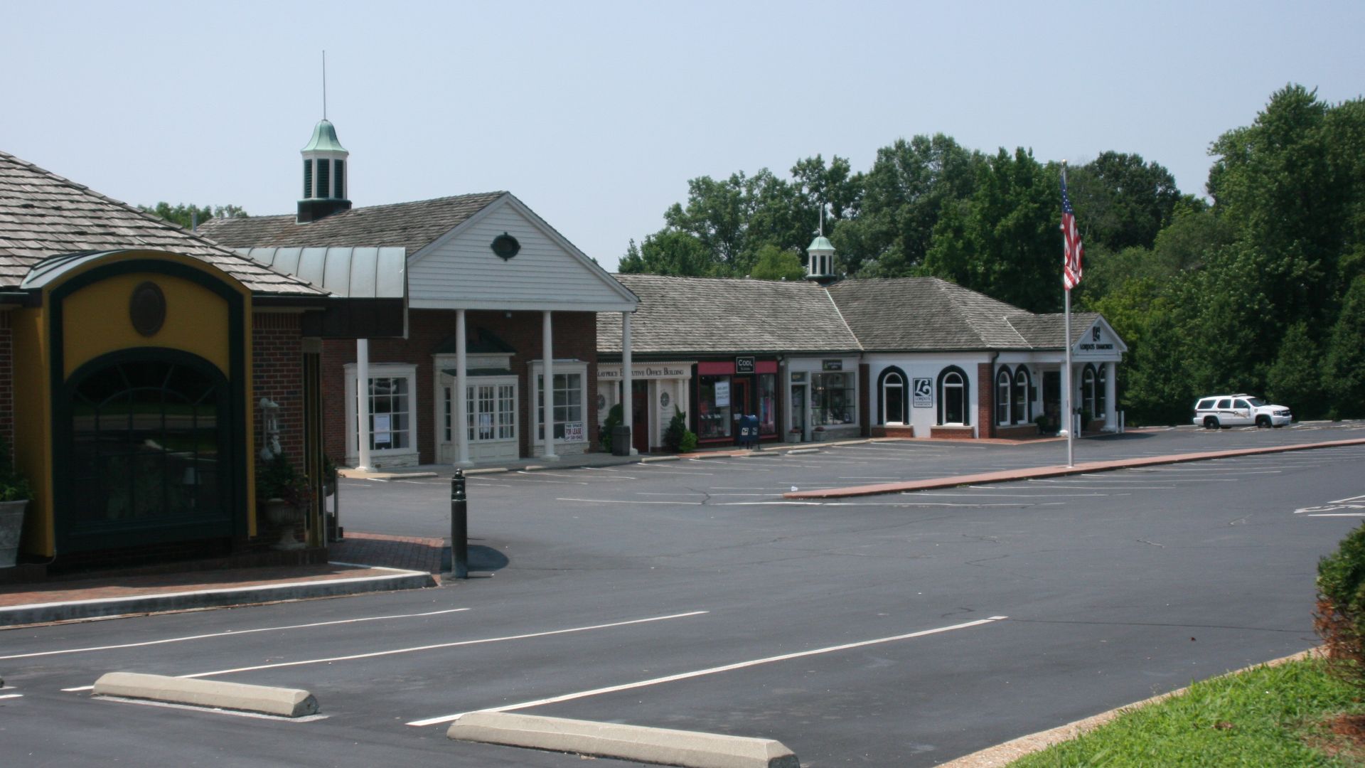 File:Strip Mall in Ladue (9237114894).jpg