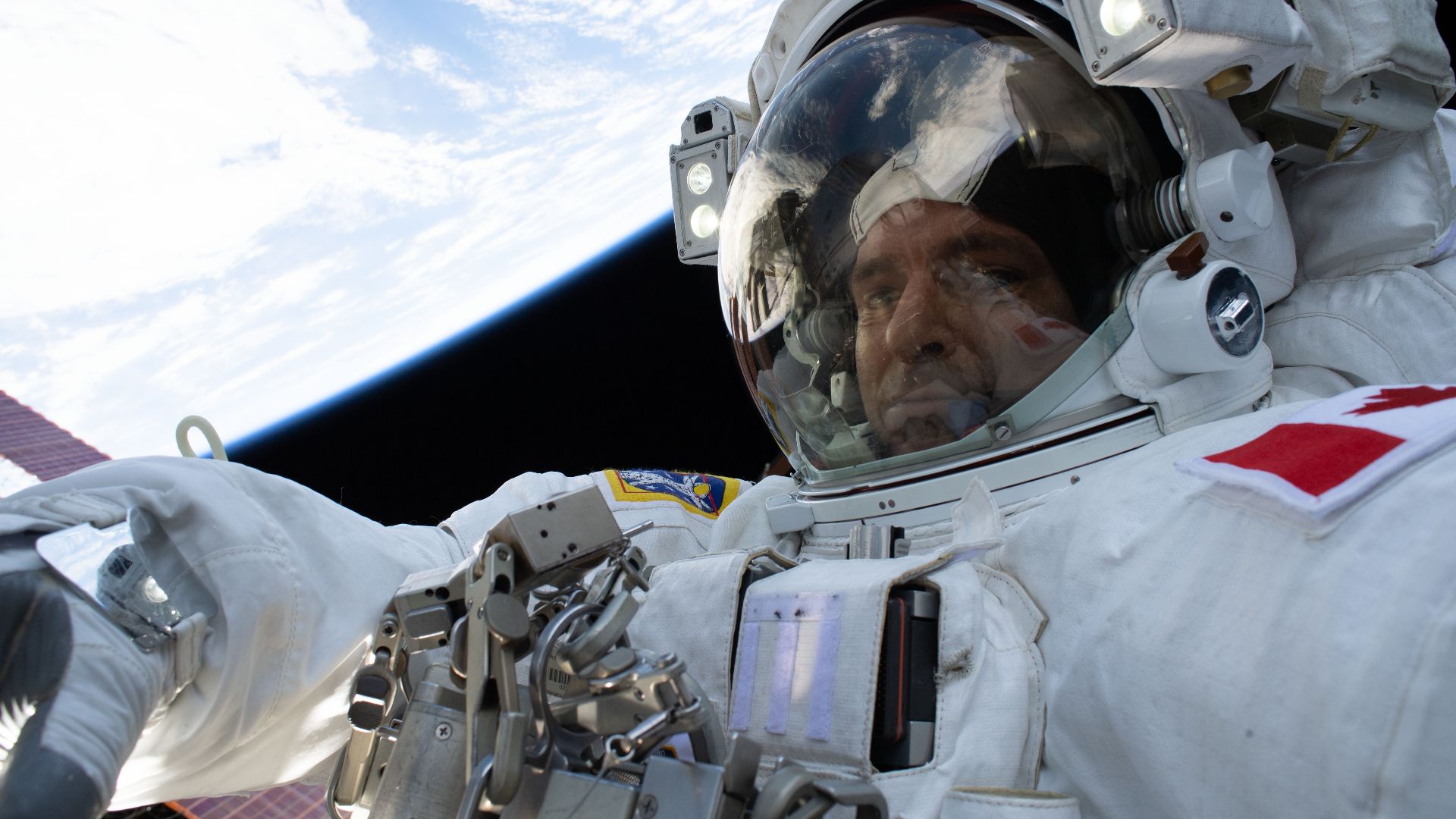 File:ISS-59 EVA-3 (k) David Saint-Jacques.jpg