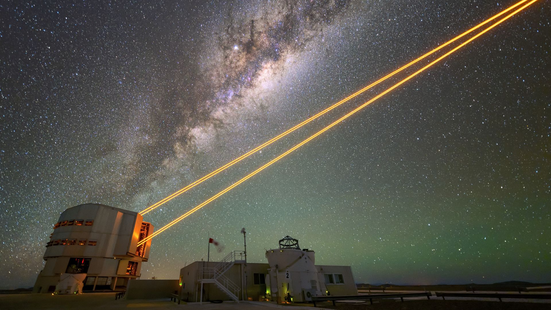 File:Guiding the Milky Way (potw2222a).jpg