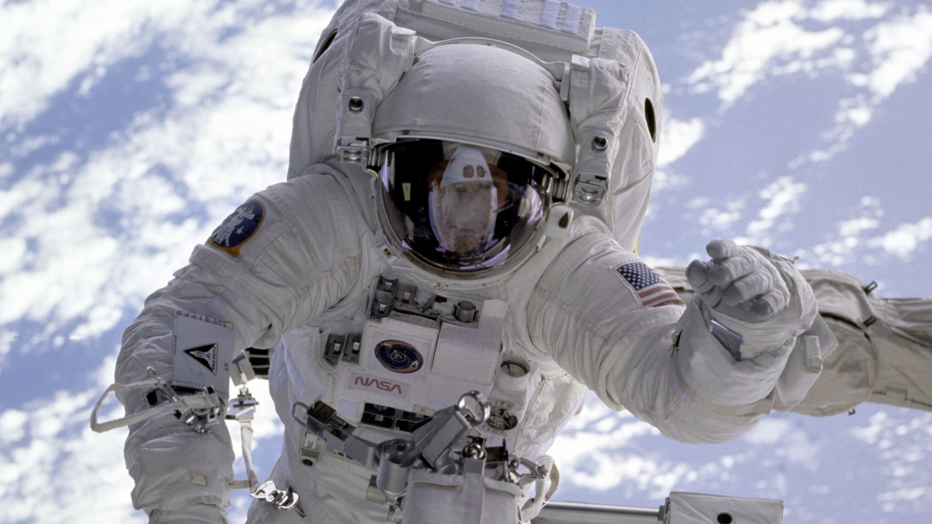 File:Michael Gernhardt in space during STS-69 in 1995.jpg