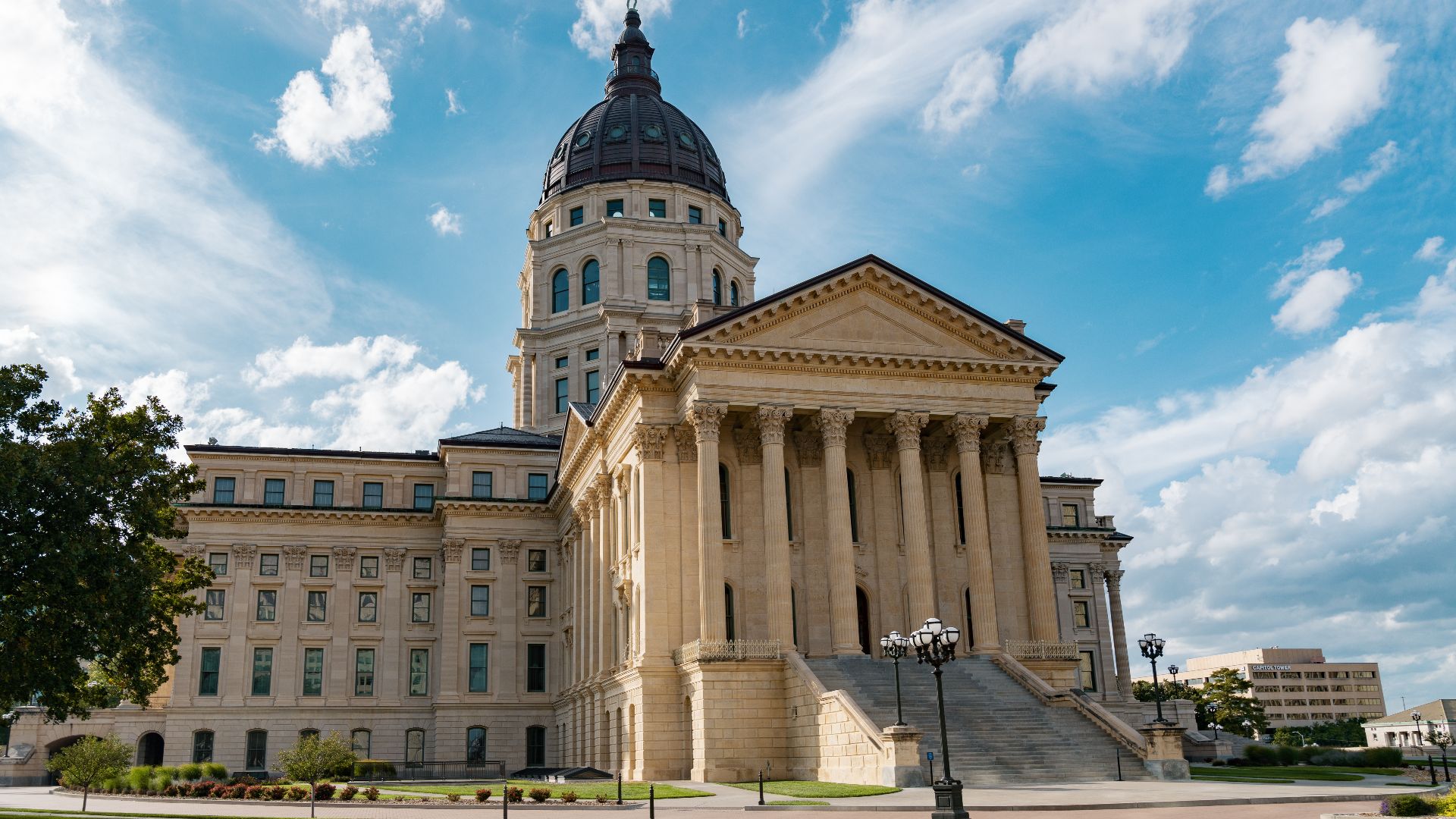 File:Kansas State Capitol in Topeka (44441302334).jpg