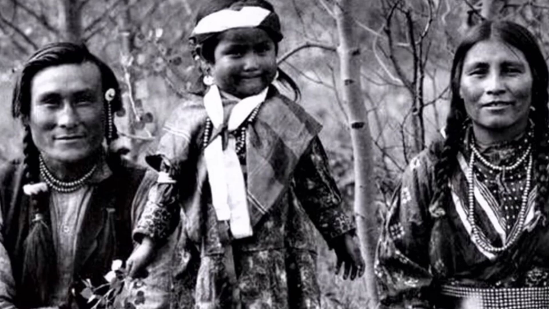 File:Native American family smiling.png