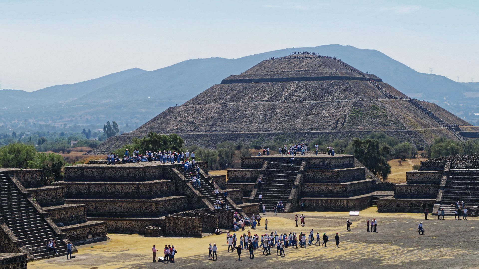 File:2020-02-11 Teotihuacan la Avenida de los Muertos y la Pirámide del Sol.jpg