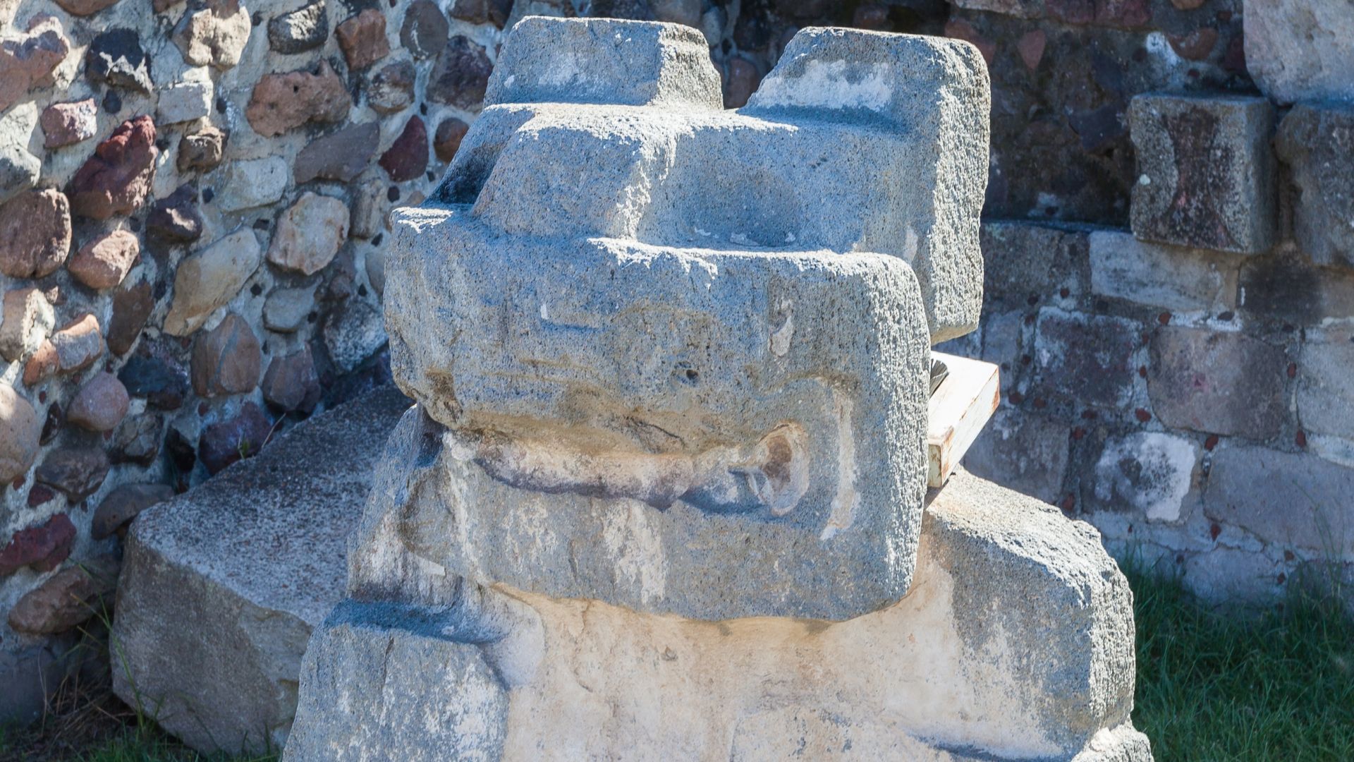 File:Cabeza de felino, Teotihuacán, México, 2013-10-13, DD 03.JPG