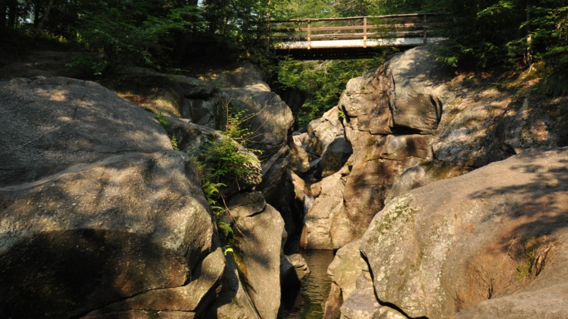 File:SculpturedRocksGorge.jpg