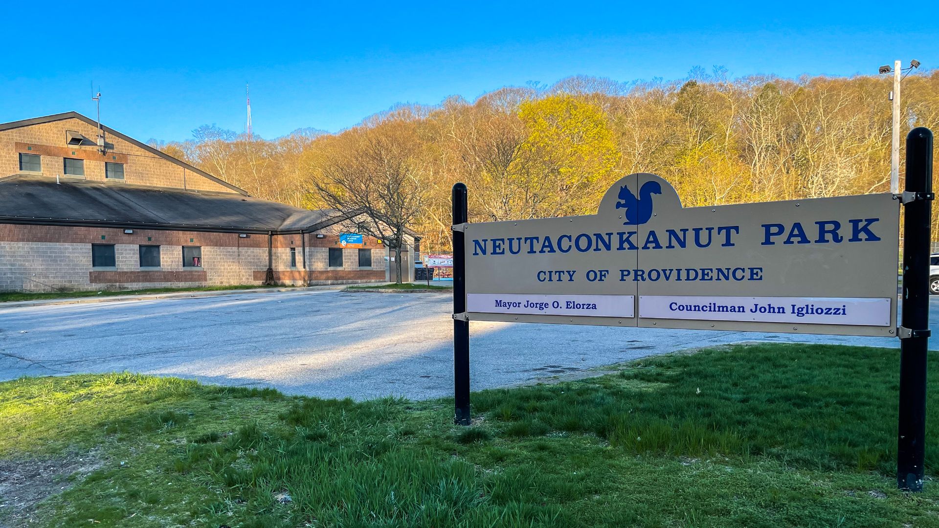 File:Neutaconkanut Hill Park sign and park building.jpg