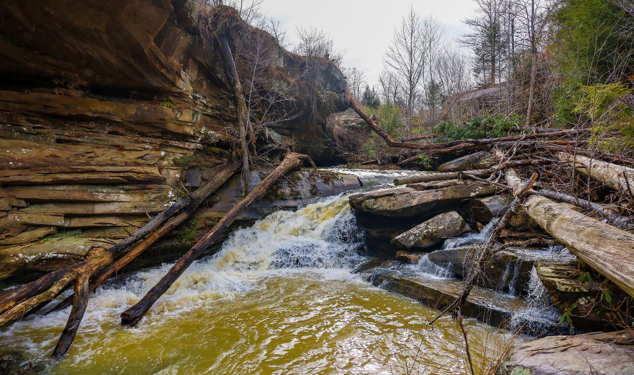 Kentucky: Broke Leg Falls