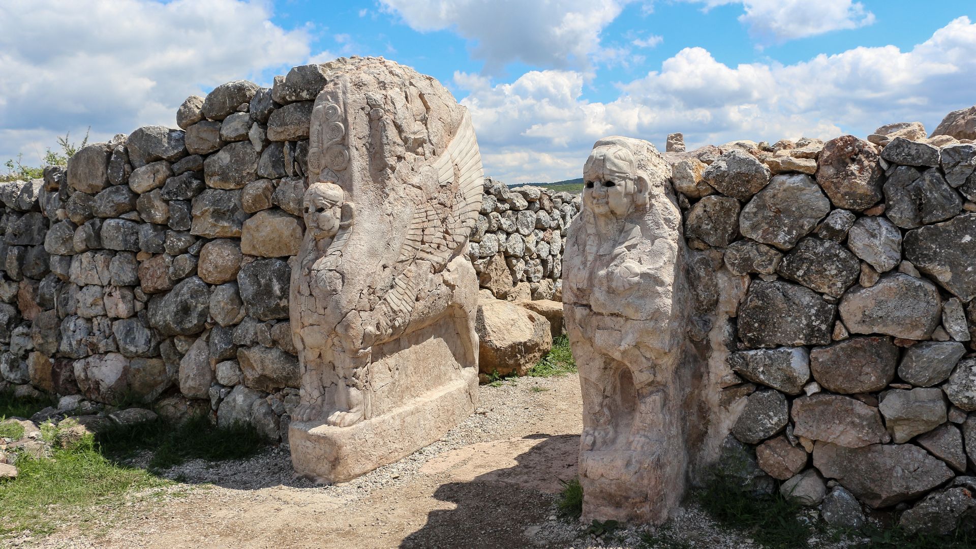 File:Sphinx Gate, Hattusa 01.jpg