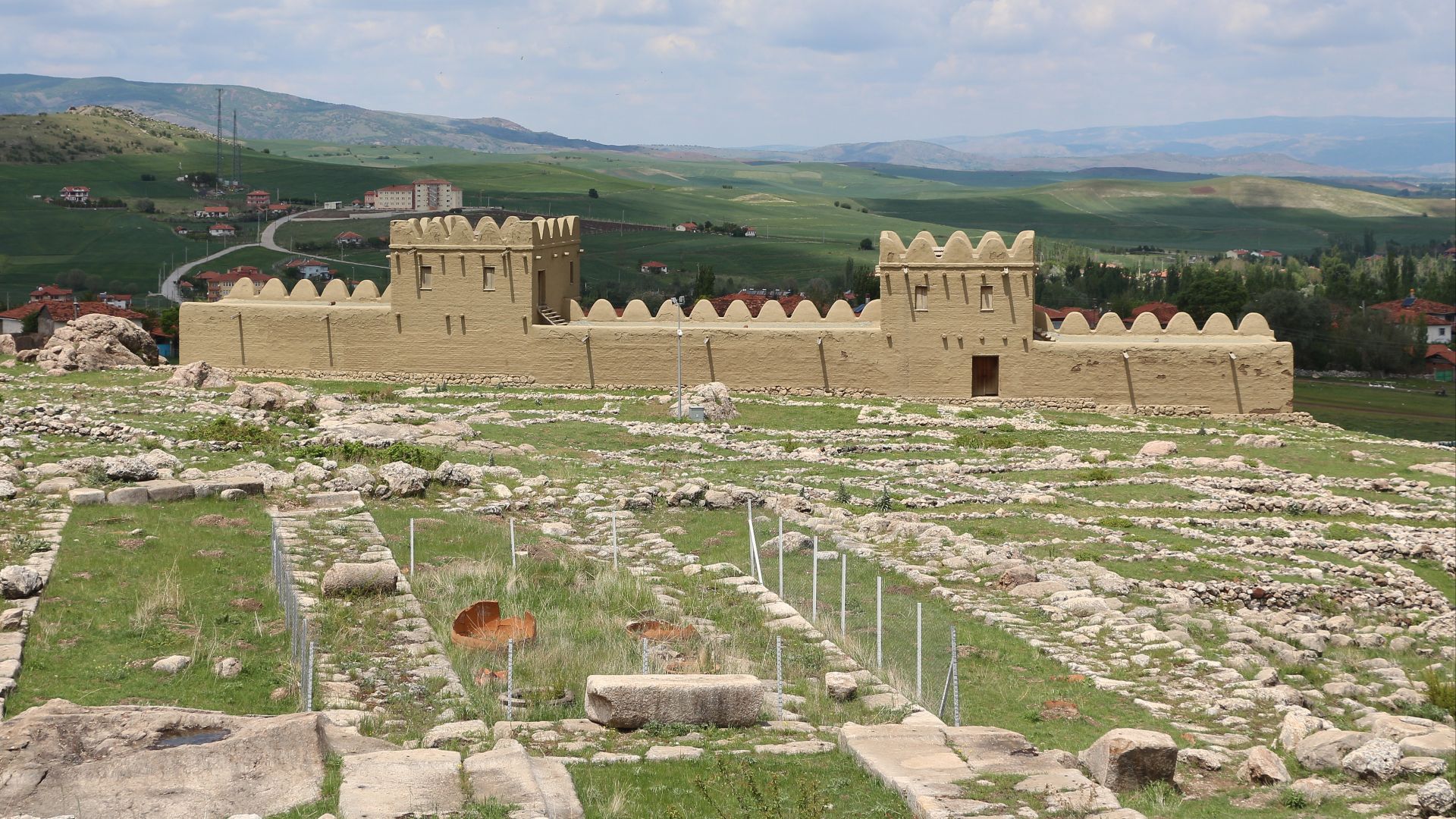File:Hattusa - Hittite city wall 02.jpg