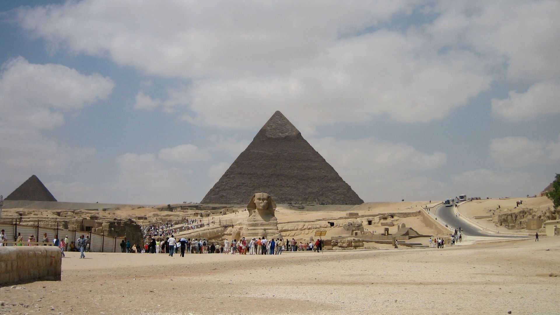 File:Giza Plateau (2427535641).jpg